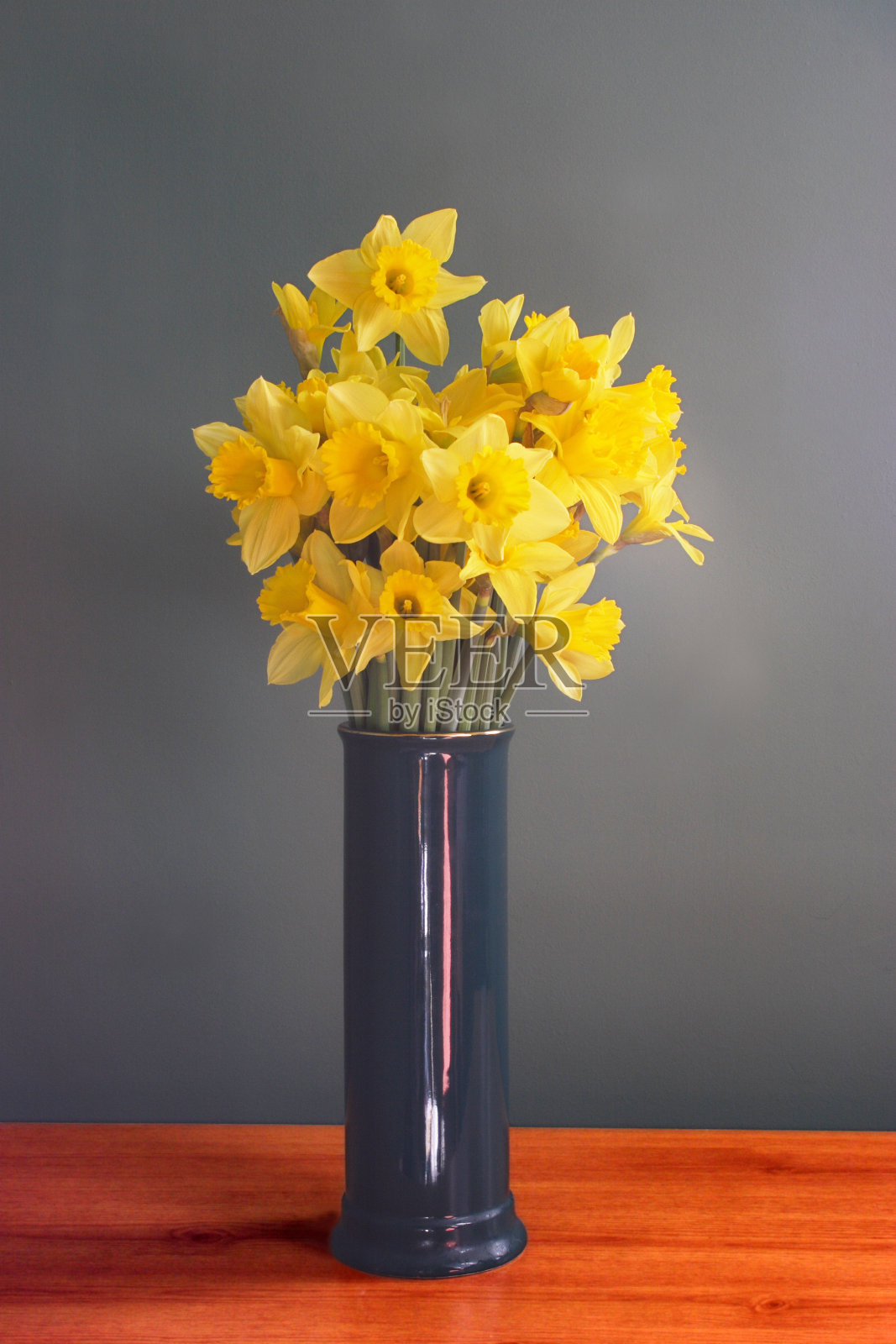 一瓶水仙花照片摄影图片