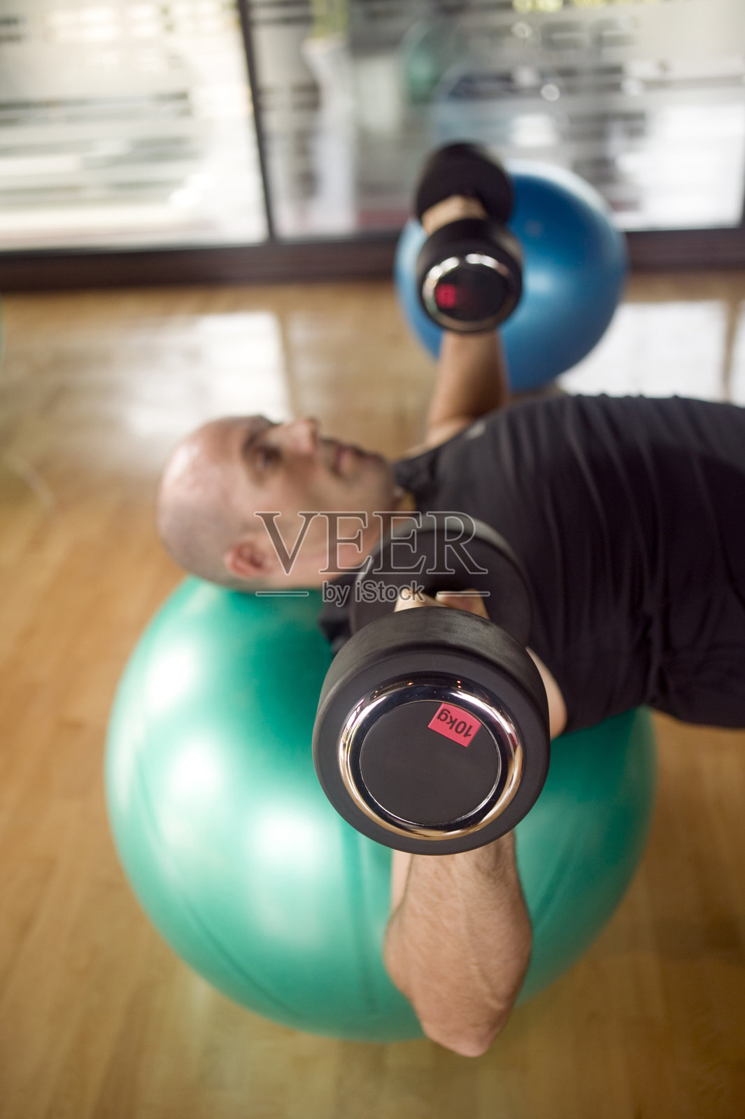 健身俱乐部一人重量照片摄影图片