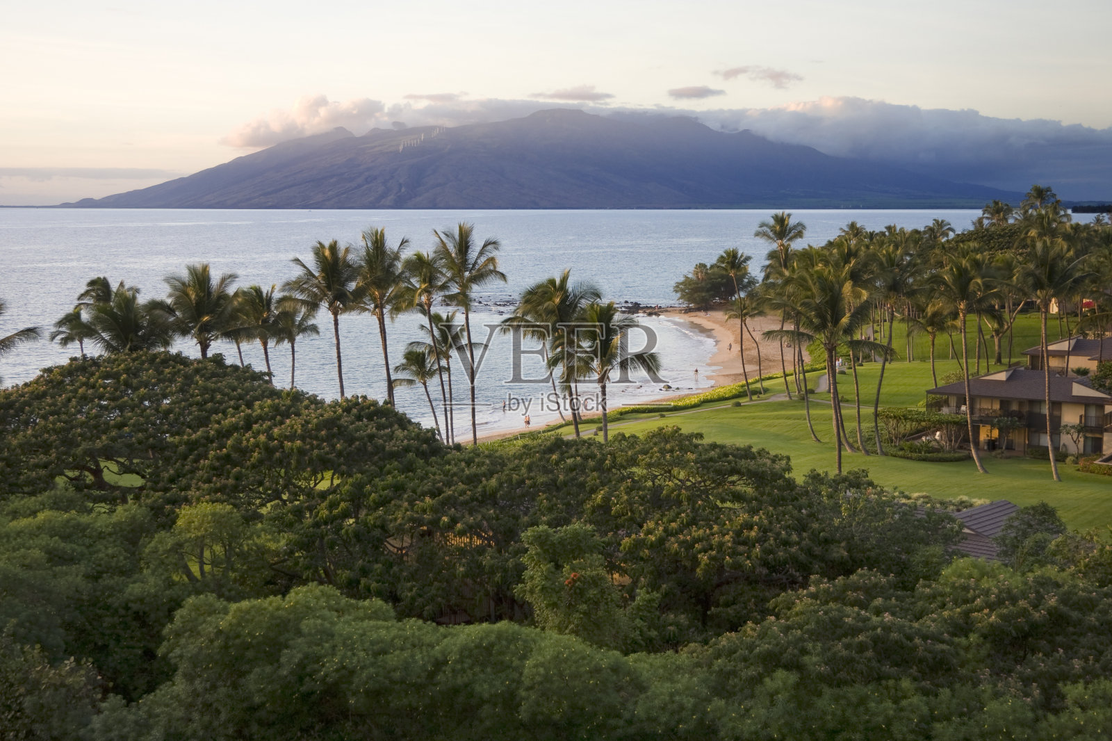 夏威夷日落海滩和度假村照片摄影图片