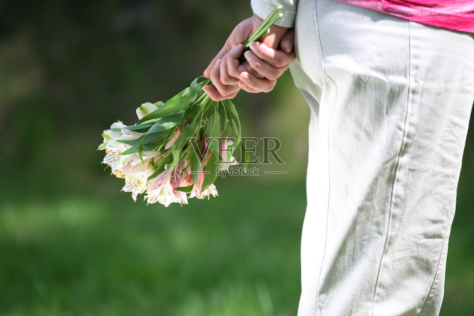 手持一束鲜花照片摄影图片