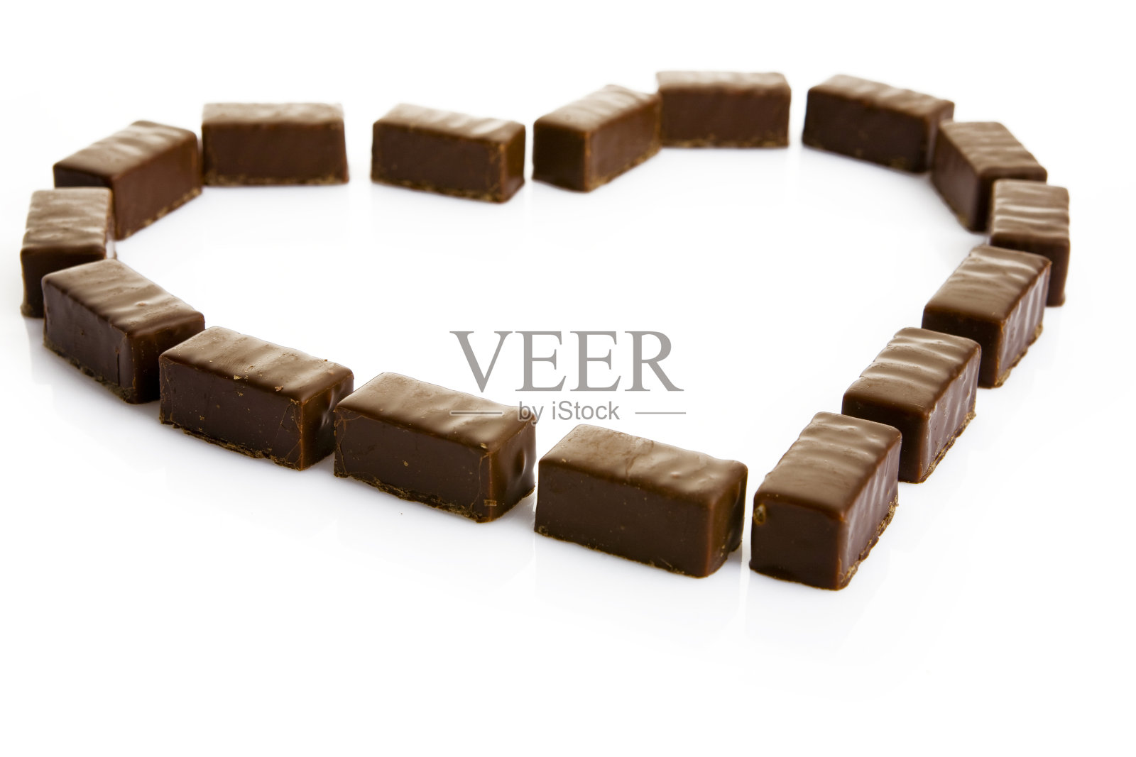 白色的心形巧克力照片摄影图片