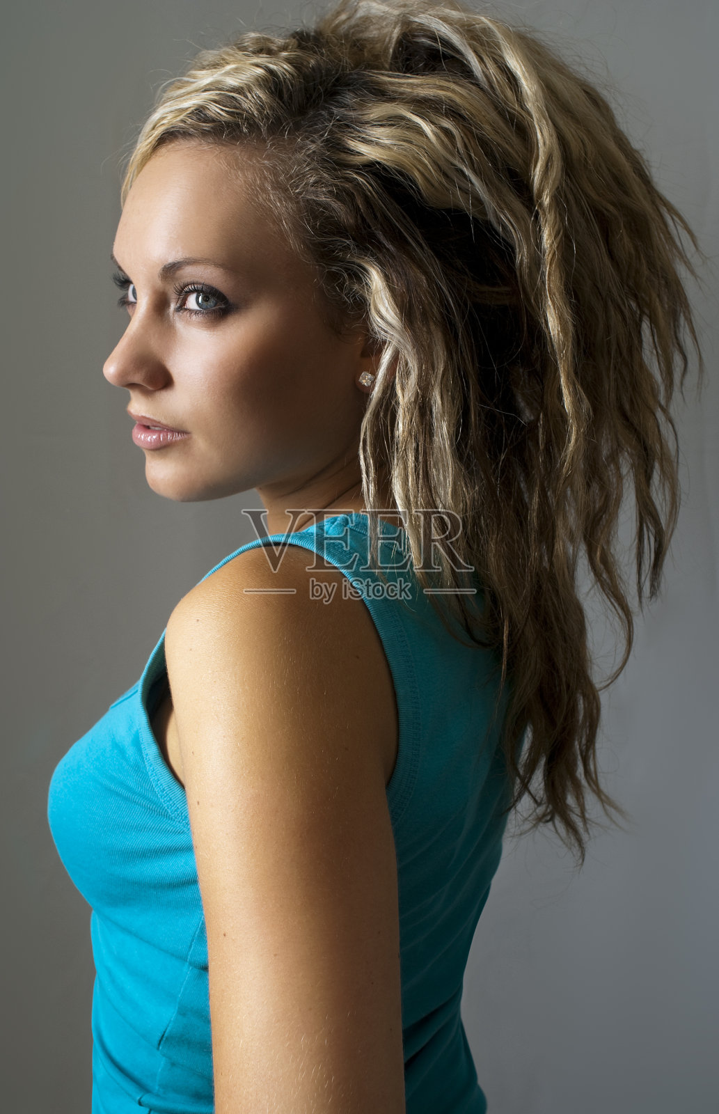 穿着蓝色无袖上衣的漂亮女人照片摄影图片