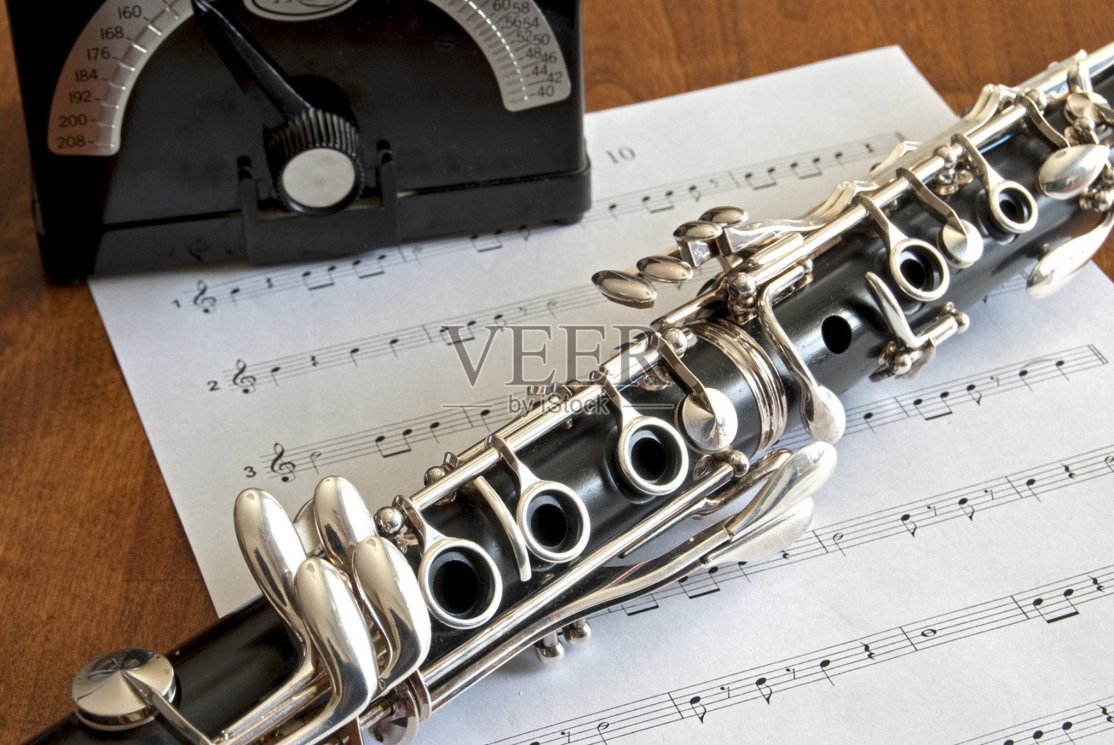 桌上放着单簧管，配有音乐和节拍器照片摄影图片