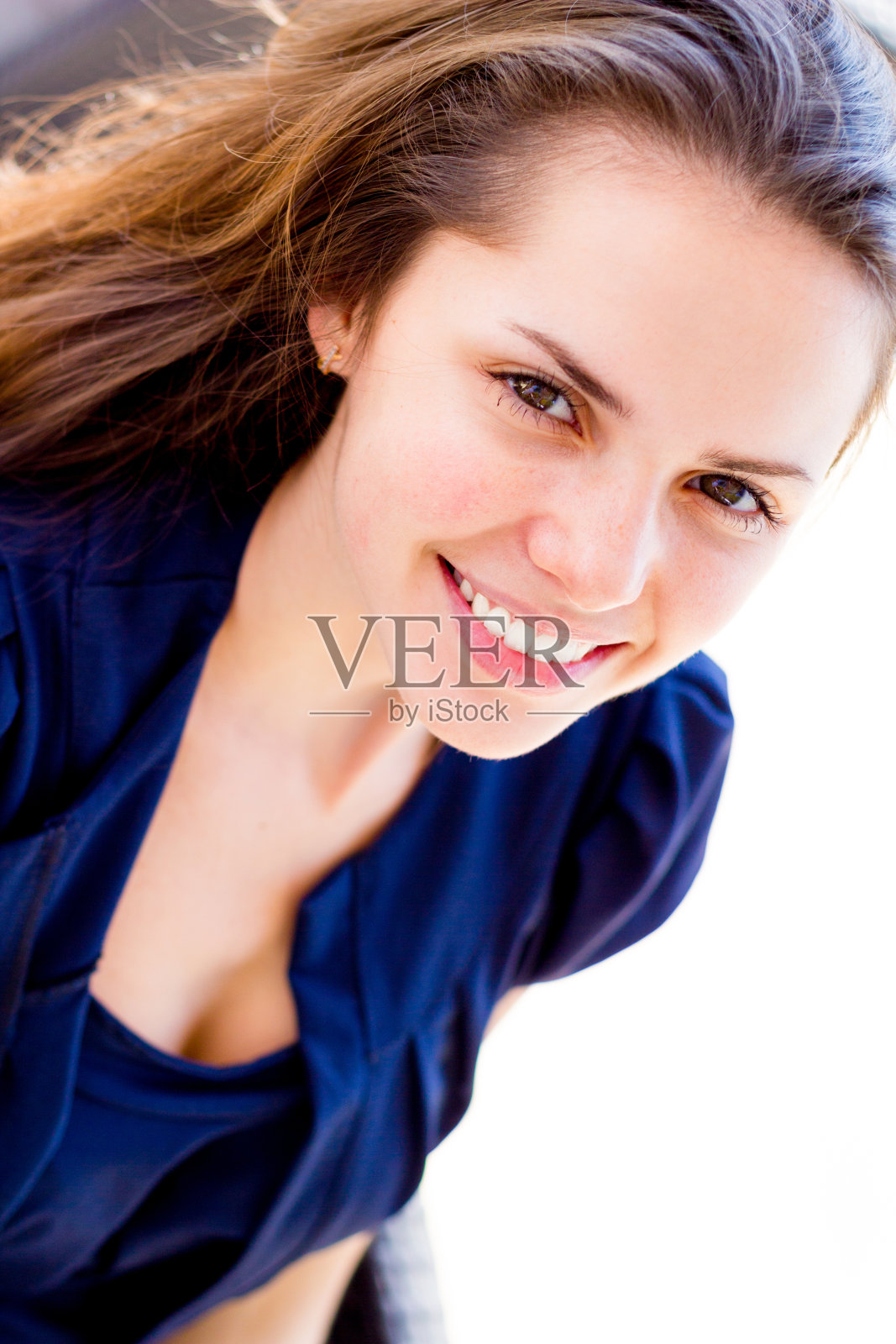 年轻的微笑女孩户外夏天肖像在咖啡馆照片摄影图片