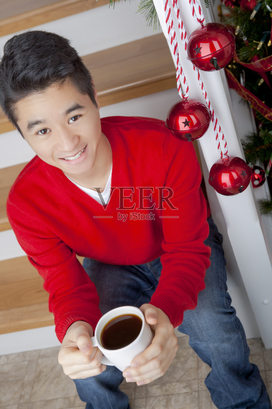 微笑着喝咖啡的亚洲男人照片摄影图片