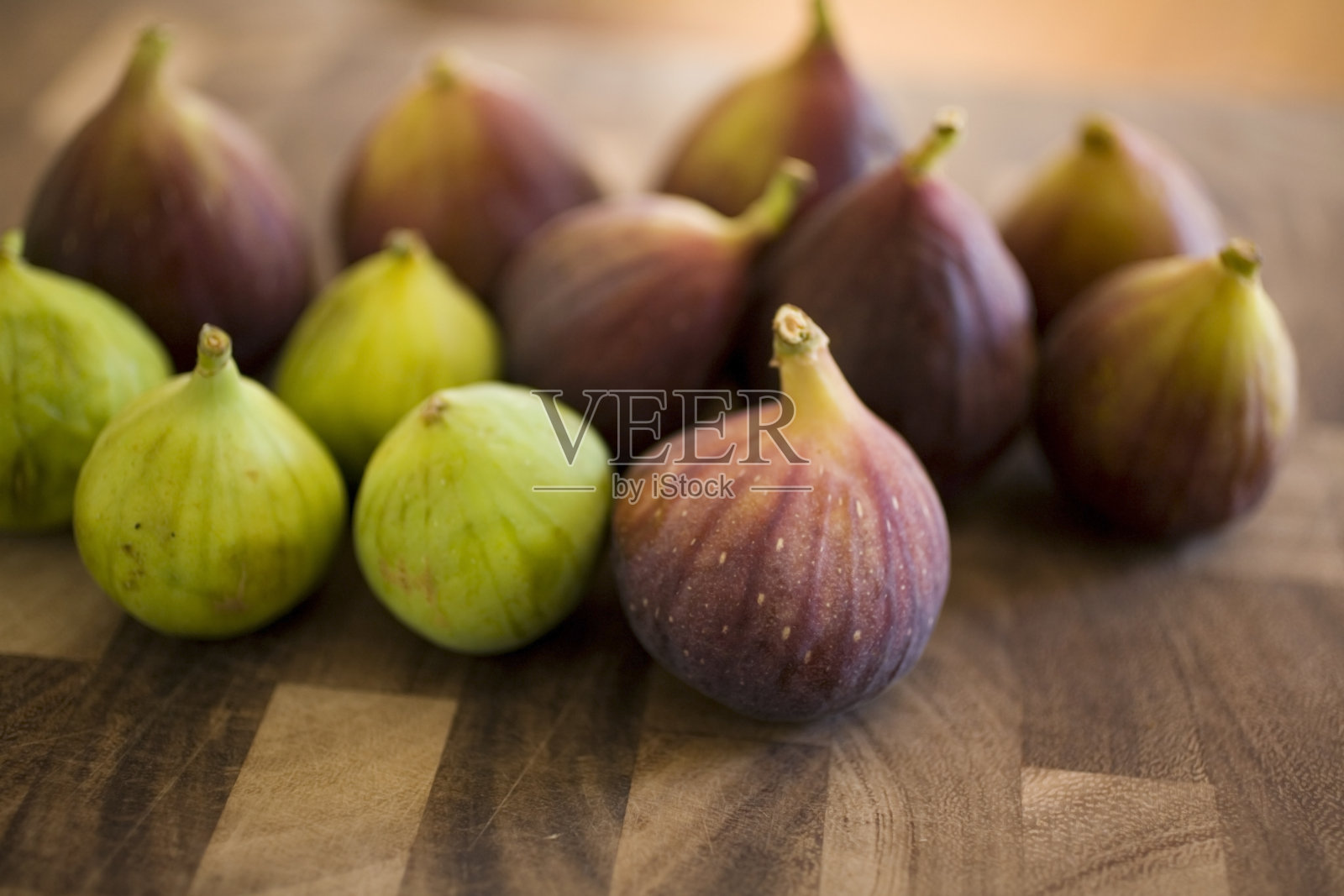 绿色和紫色的无花果照片摄影图片