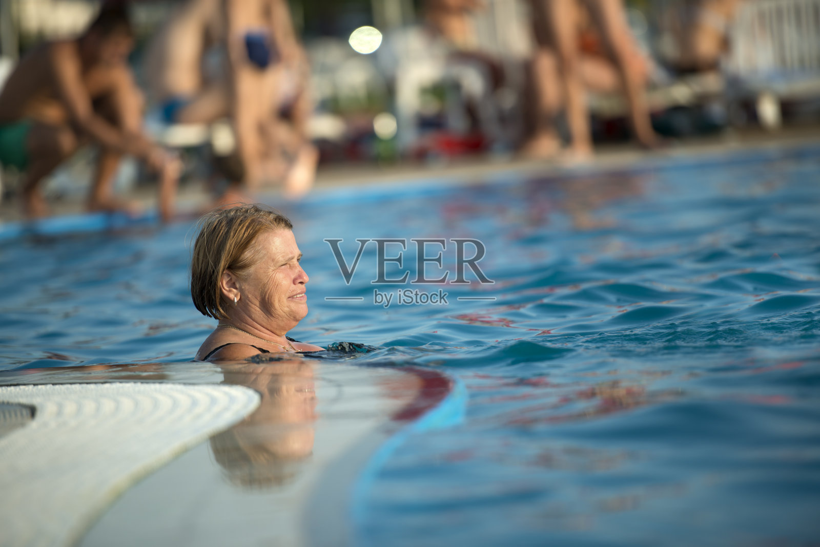 泳池资深女子照片摄影图片