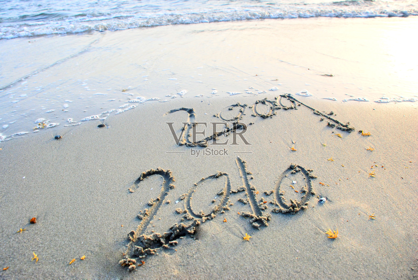 海浪横扫2009年离开2010年的海滩照片摄影图片