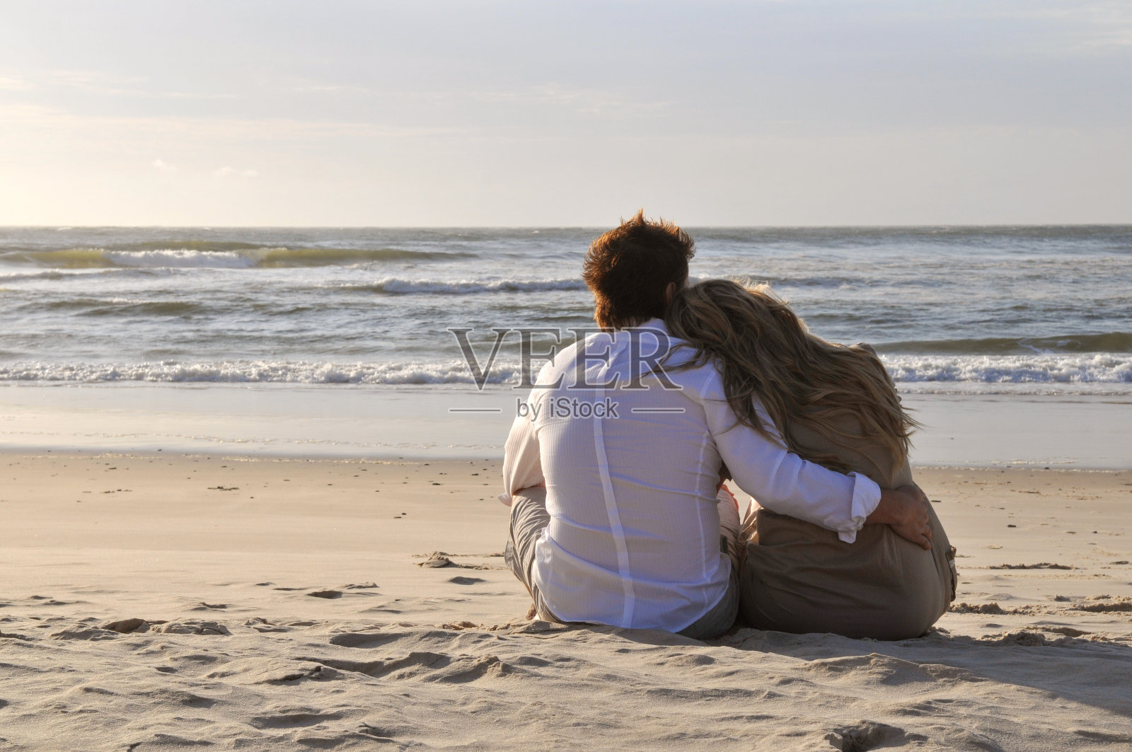 一起在沙滩上照片摄影图片