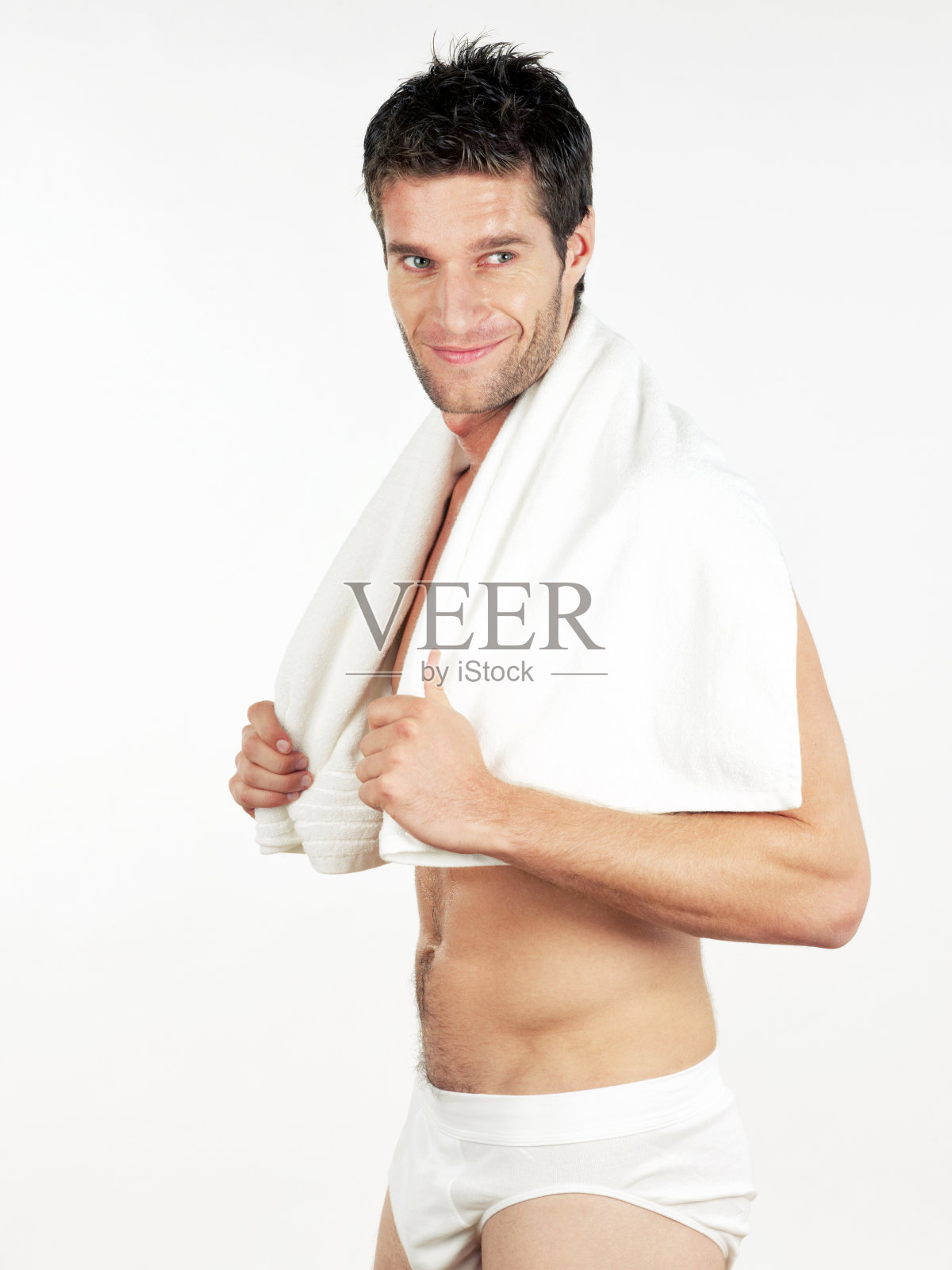 男人裹着浴巾微笑着照片摄影图片