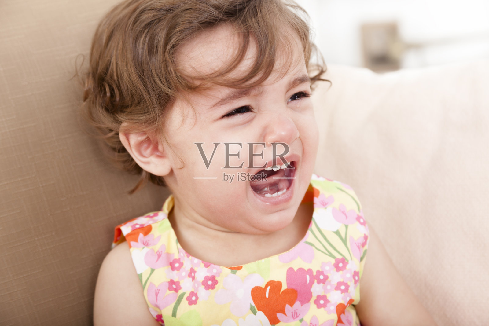 印度女婴哭泣照片摄影图片