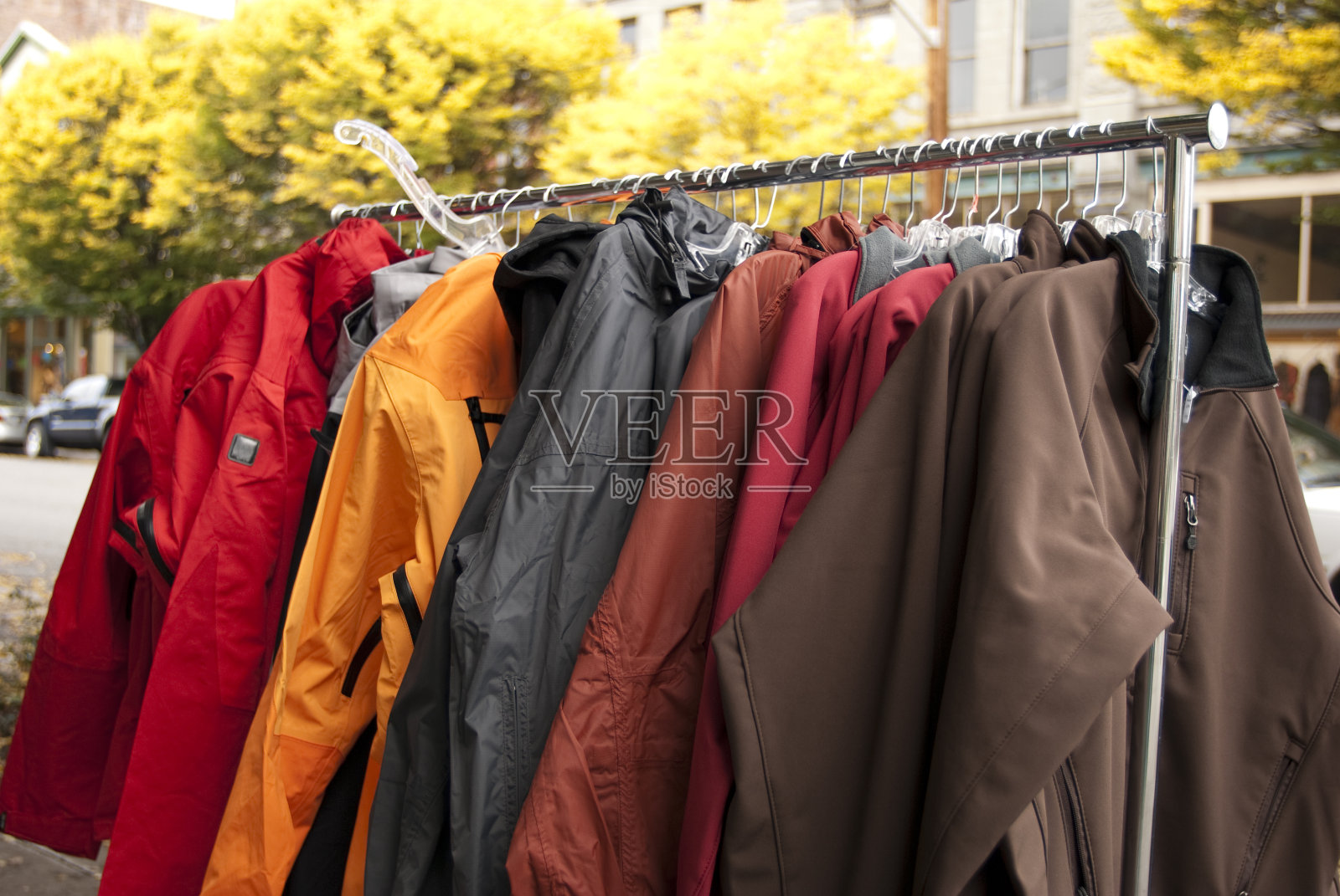 夹克和外套挂在外面出售照片摄影图片