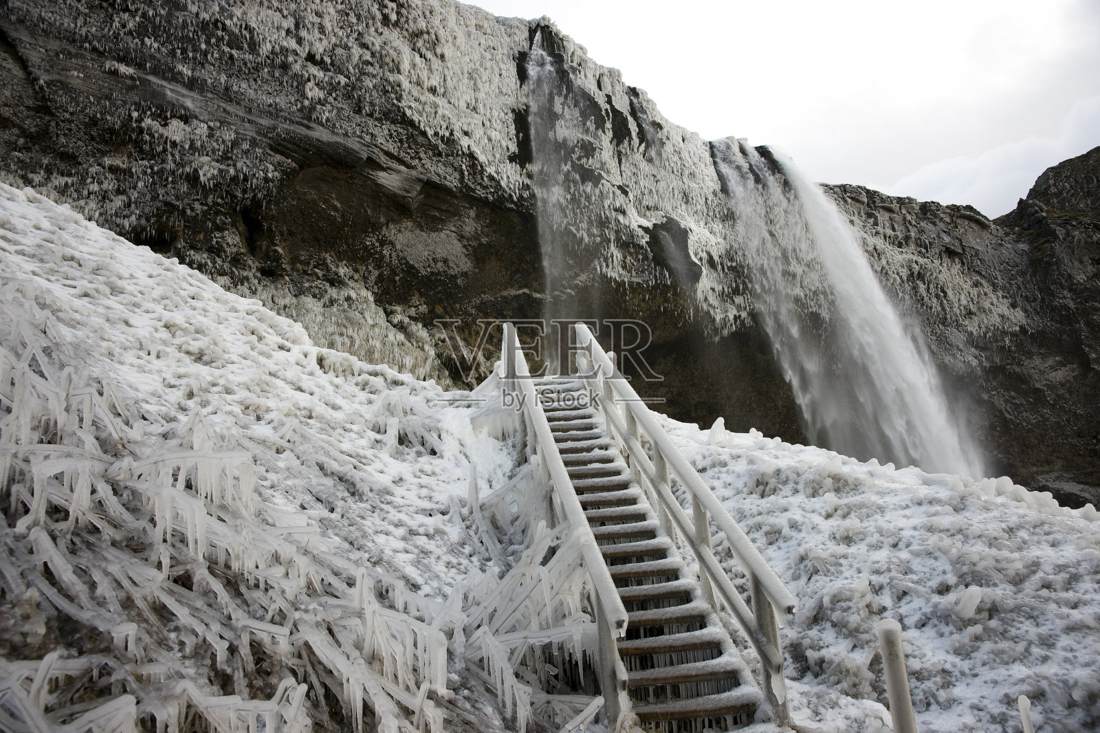 冰岛Seljalandsfoss的楼梯上的冰。照片摄影图片