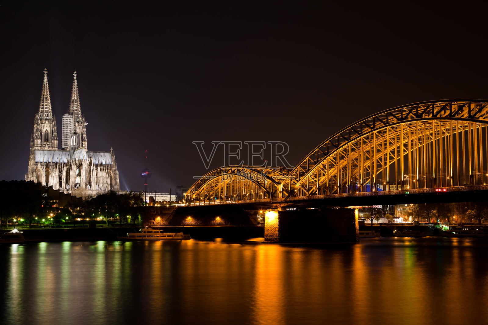 科隆大教堂，霍亨索伦大桥和莱茵河的夜晚照片摄影图片