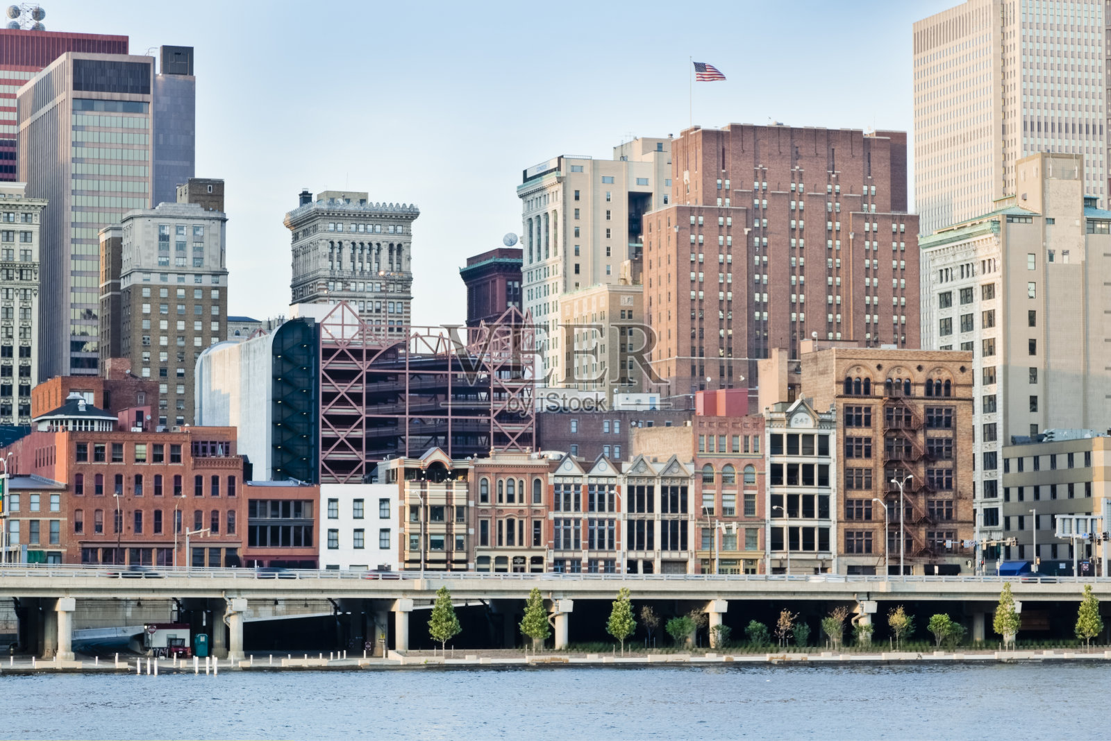 匹兹堡，宾夕法尼亚州-沿莫农加希拉河的建筑物照片摄影图片