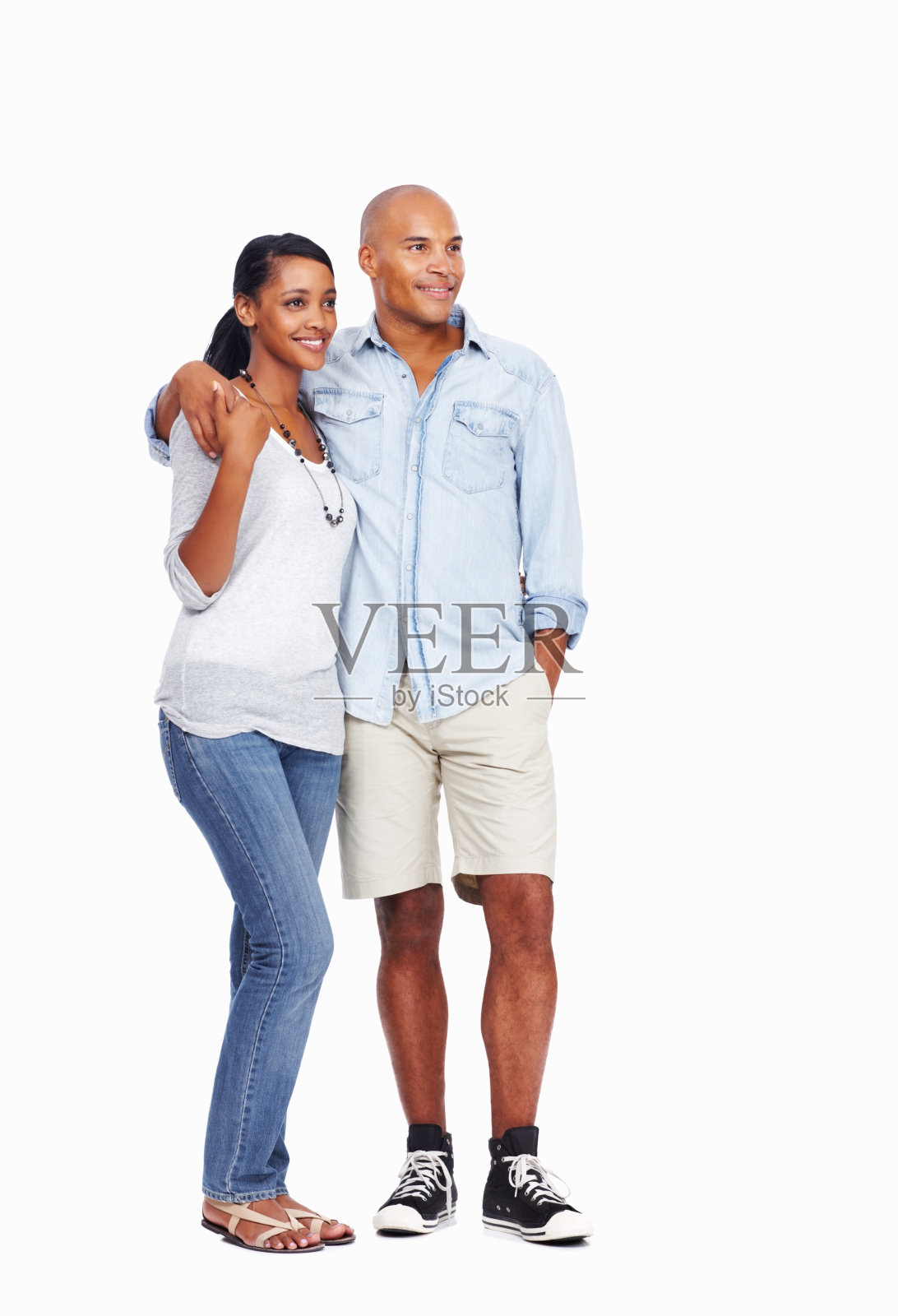 一对相爱的年轻夫妇在白色的背景下抱着胳膊照片摄影图片