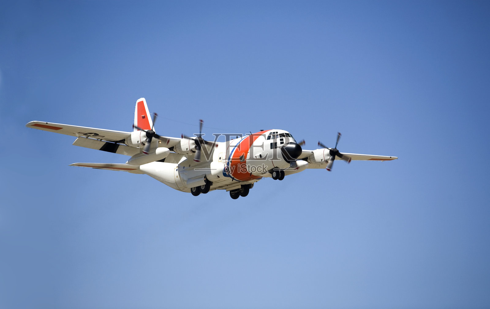 正在起飞中的一架飞机照片摄影图片