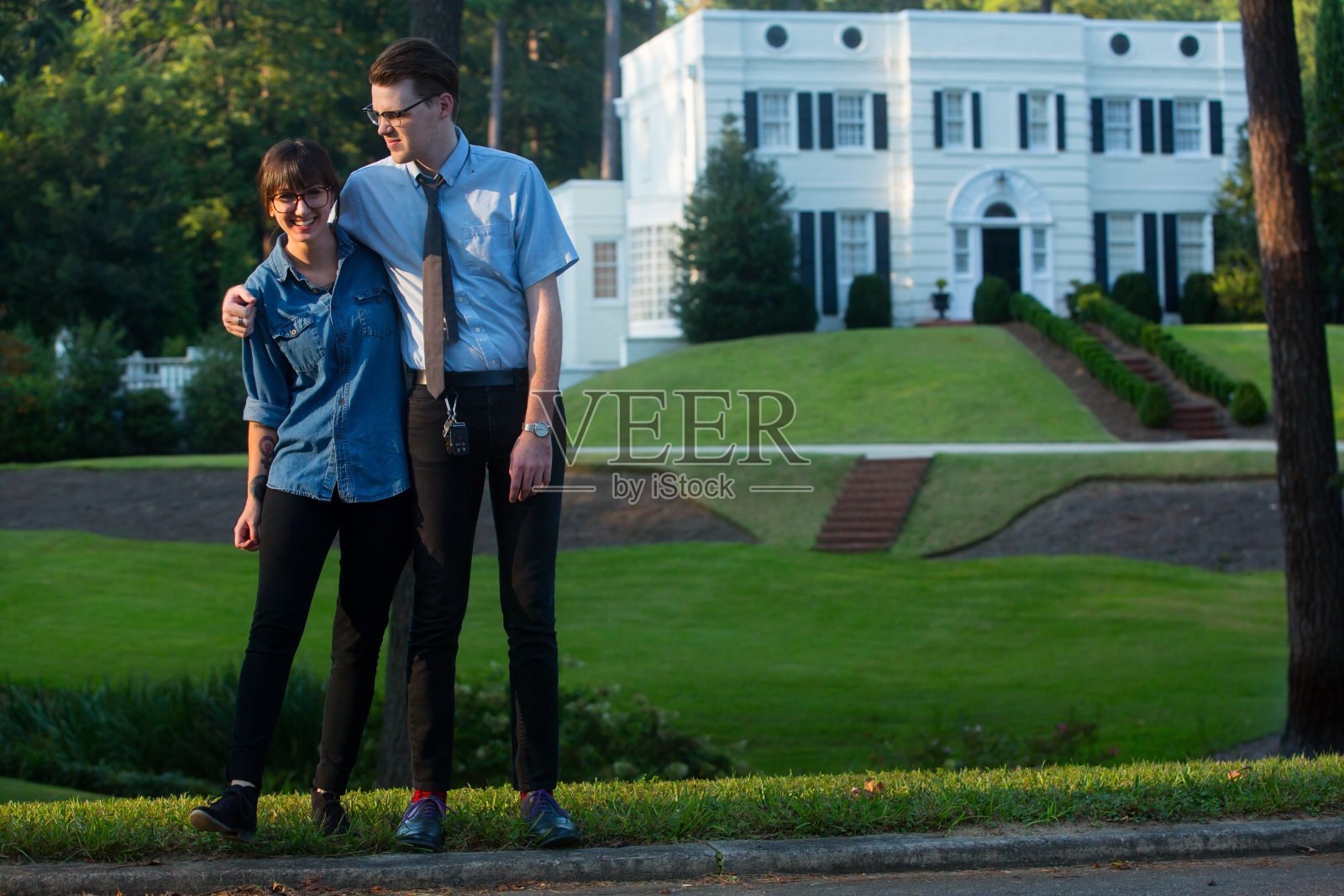 快乐的嬉皮士夫妇与豪斯照片摄影图片