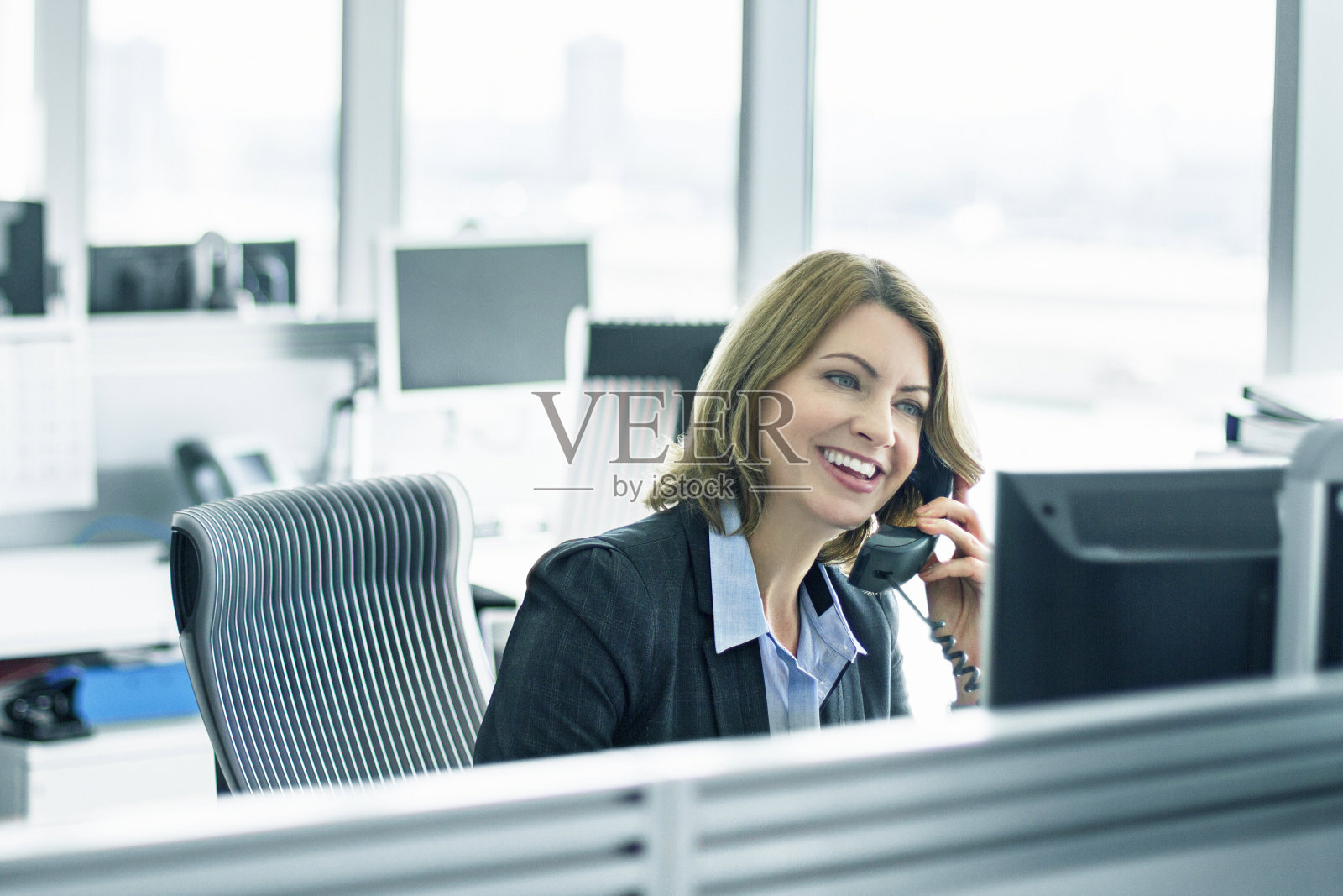 在办公室工作的成熟女性照片摄影图片