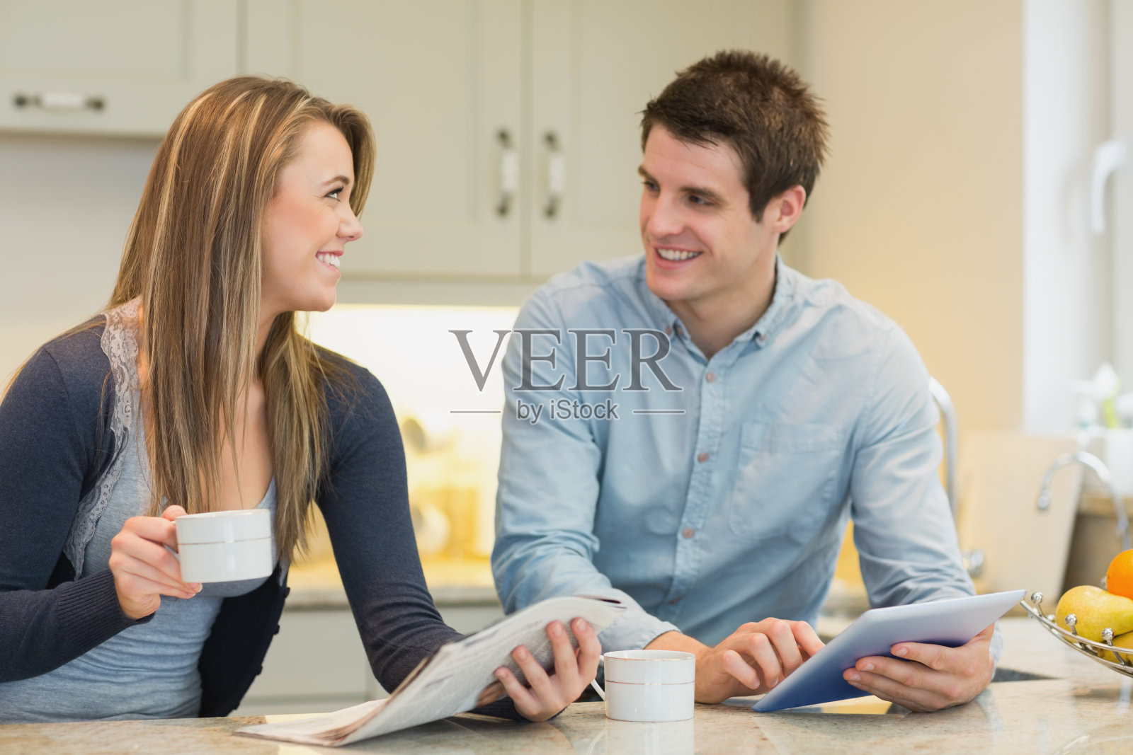 男人边喝酒边给女人看平板电脑上的东西照片摄影图片