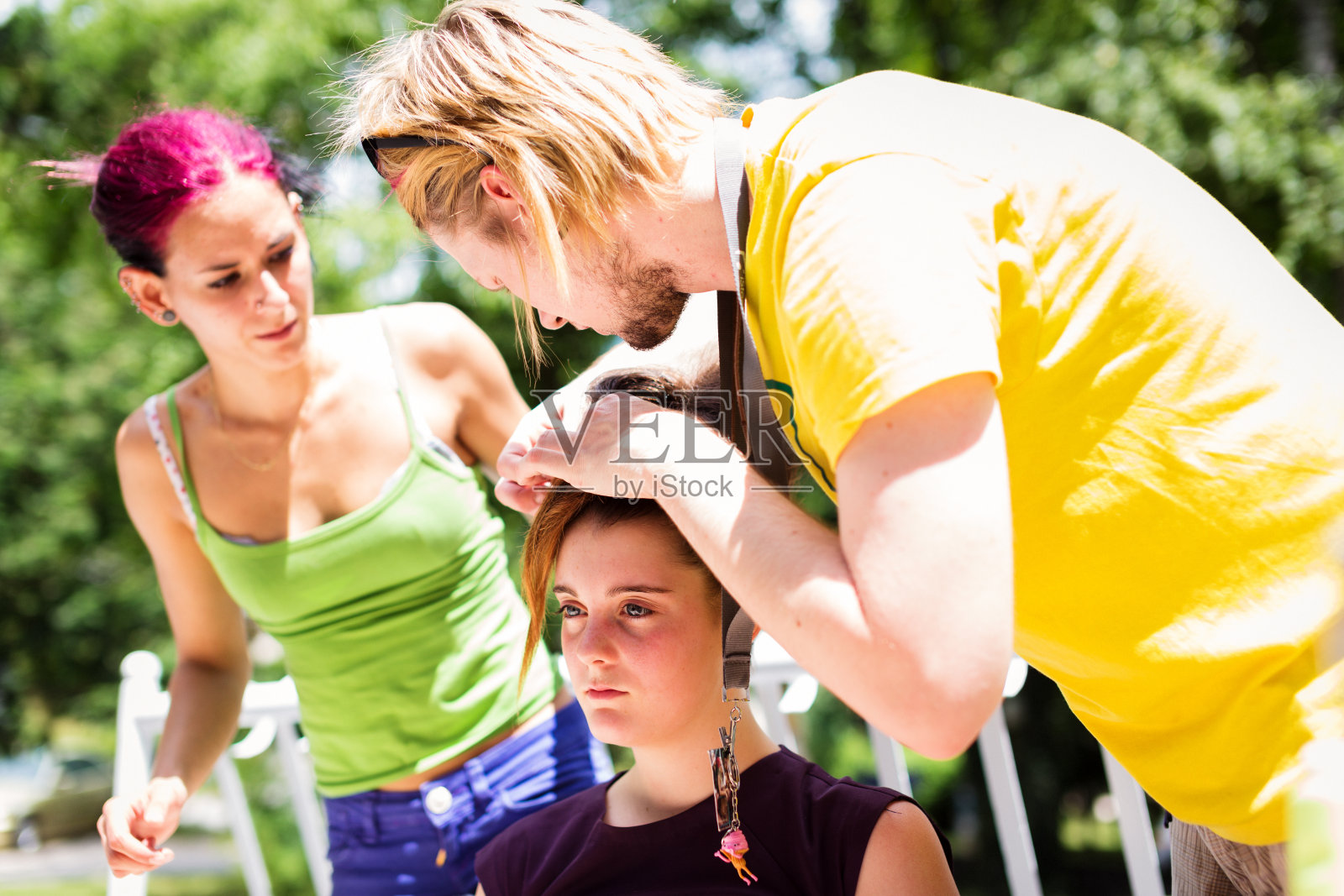 工作中的化妆师照片摄影图片