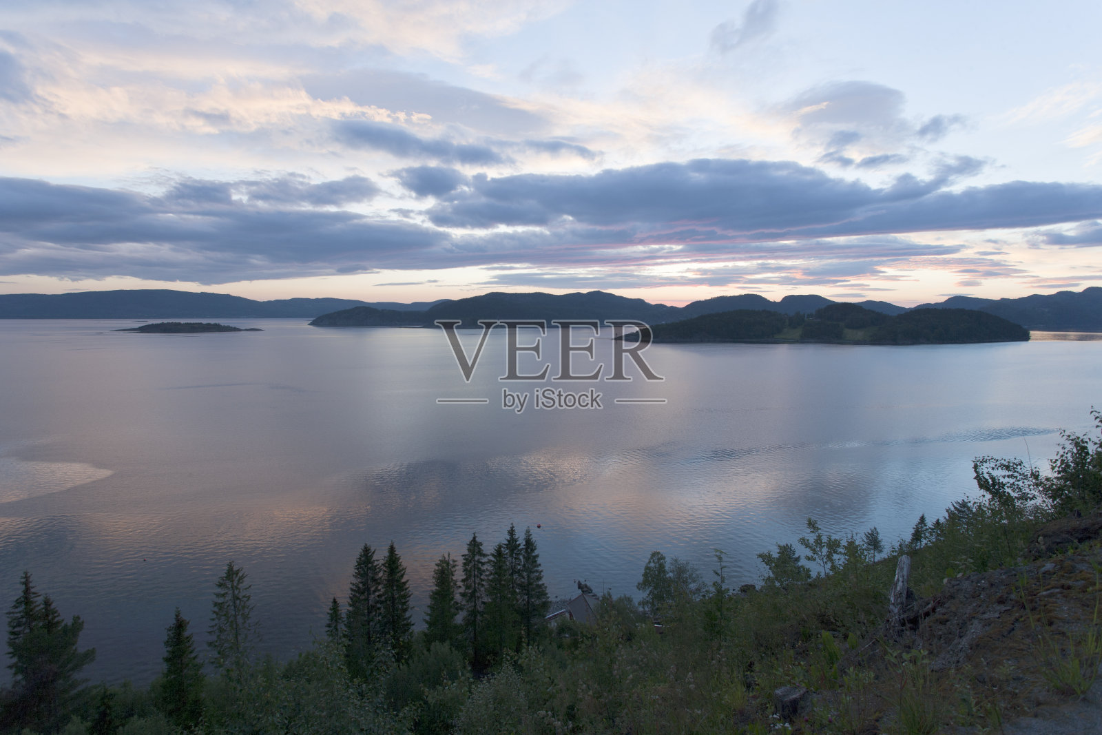 黄昏在挪威北部的峡湾与雄伟的云彩景观照片摄影图片