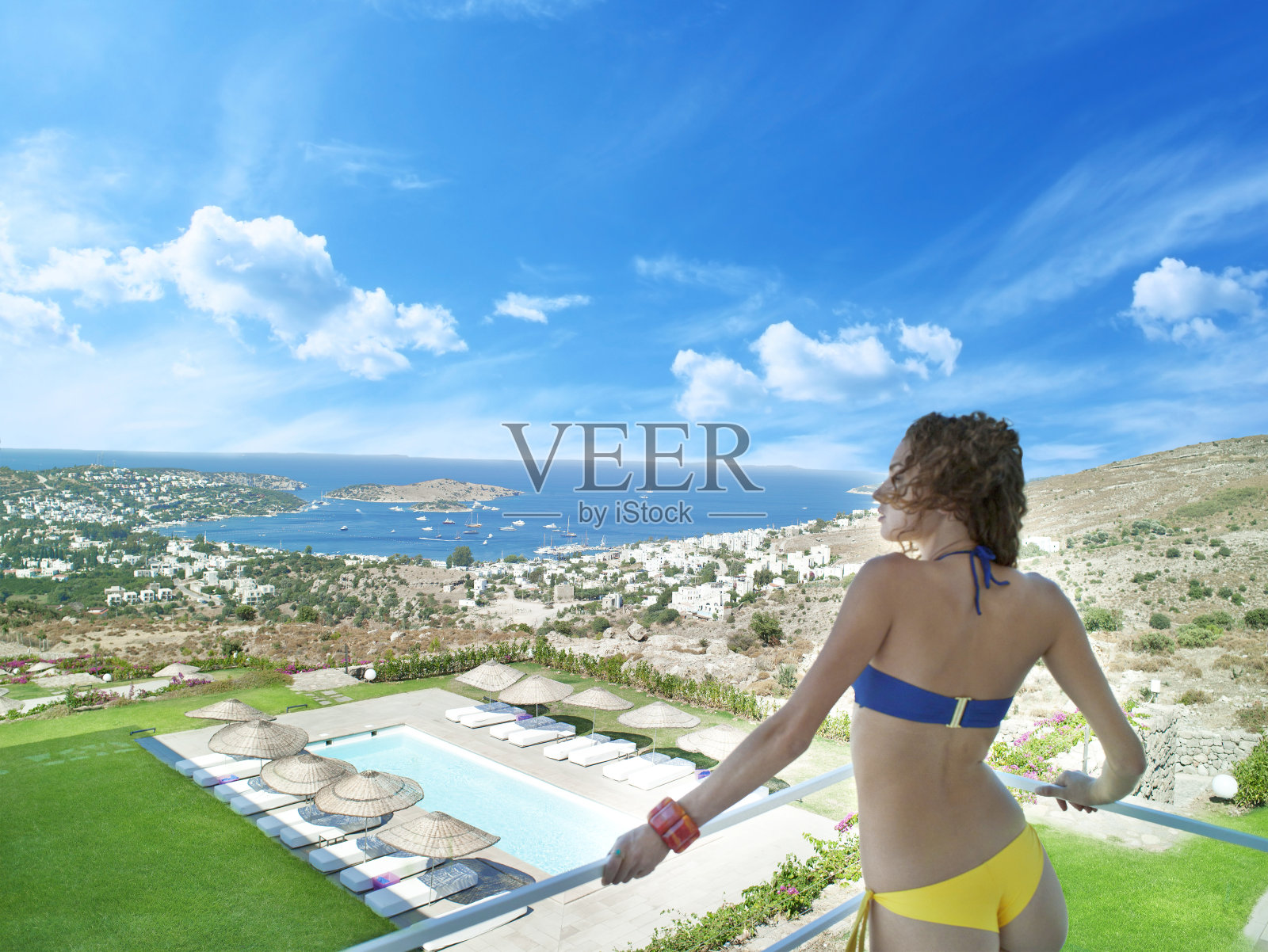 穿着比基尼的迷人女孩照片摄影图片