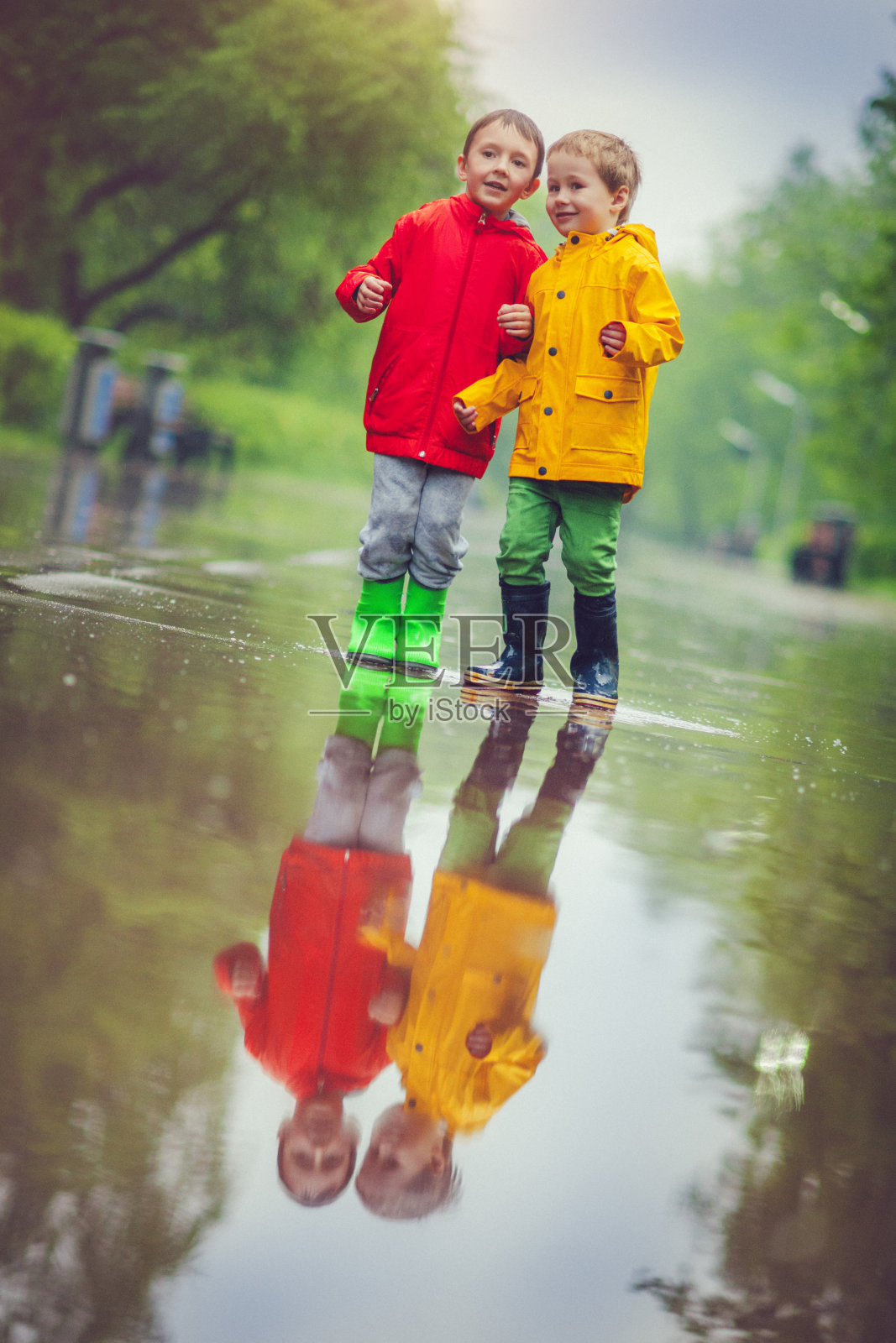 雨后的小男孩照片摄影图片