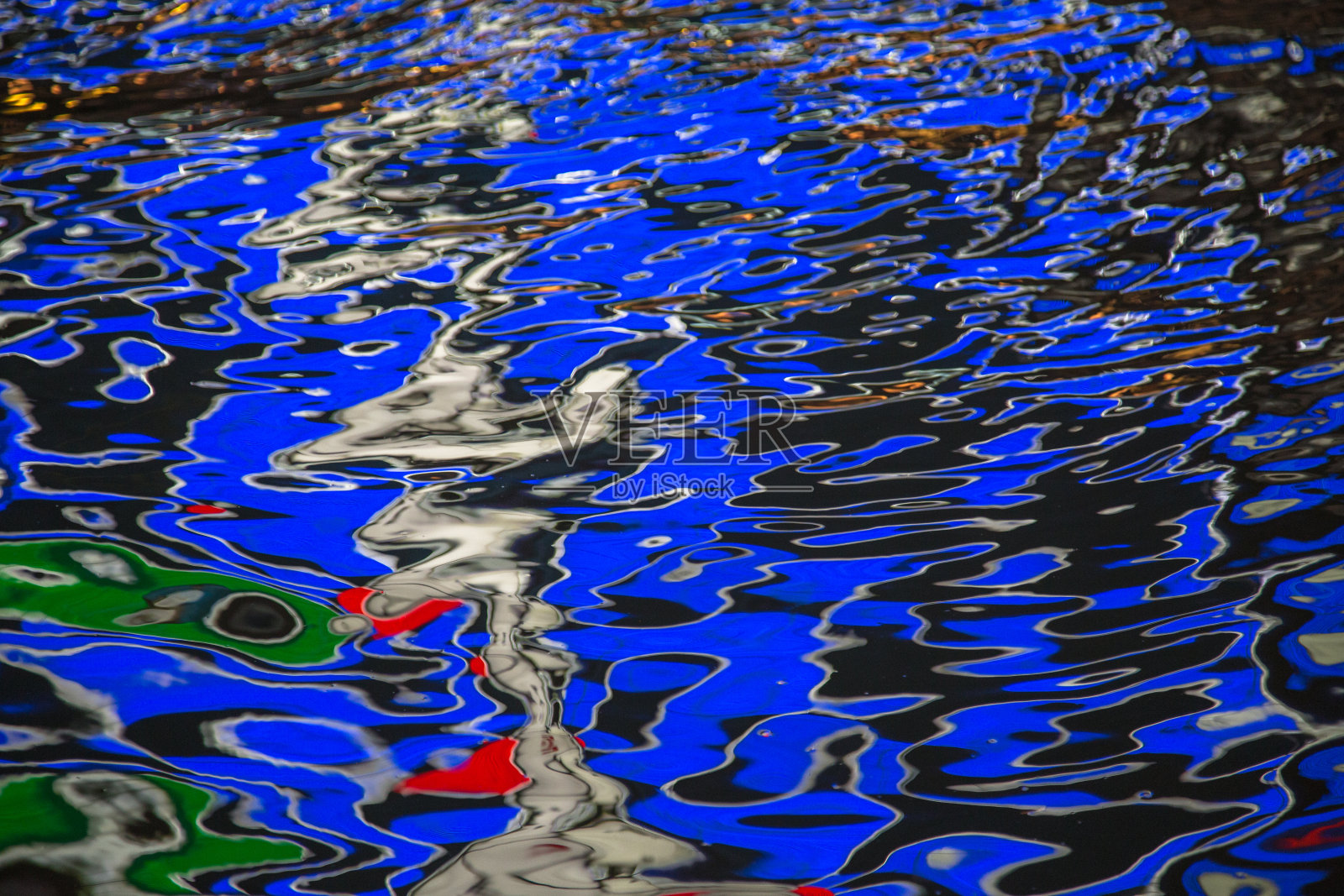 五颜六色的霓虹灯在水中倒映照片摄影图片