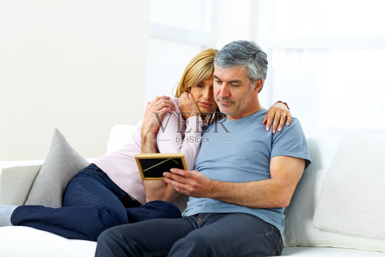 思念亲人的中年夫妇照片摄影图片