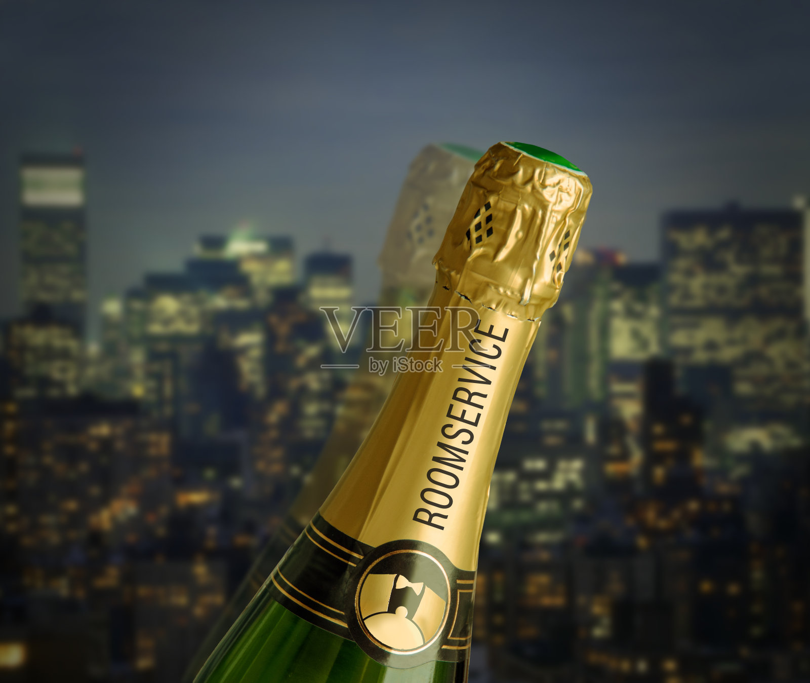 香槟客房服务与城市背景照片摄影图片