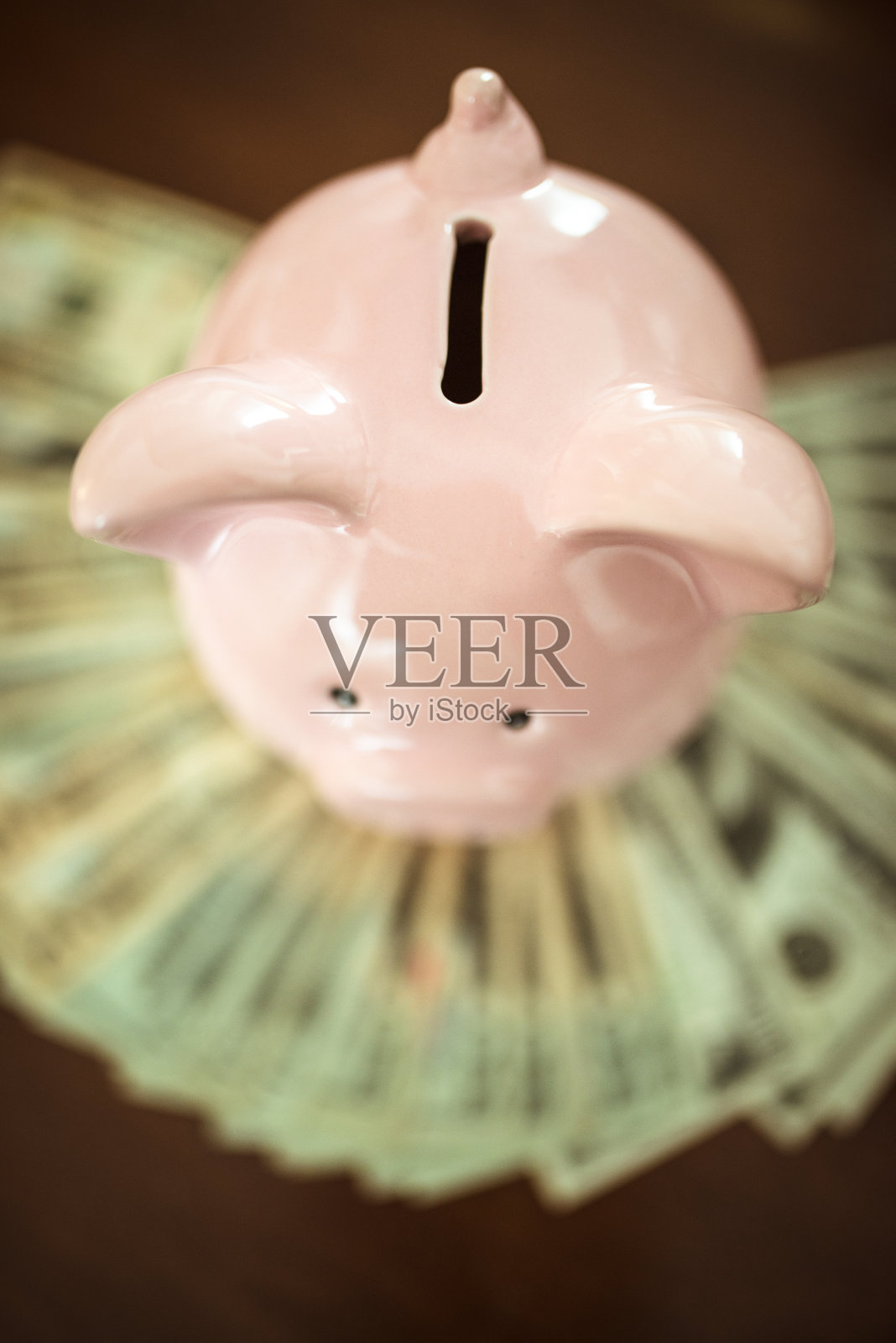 有美元货币的老式储蓄罐照片摄影图片