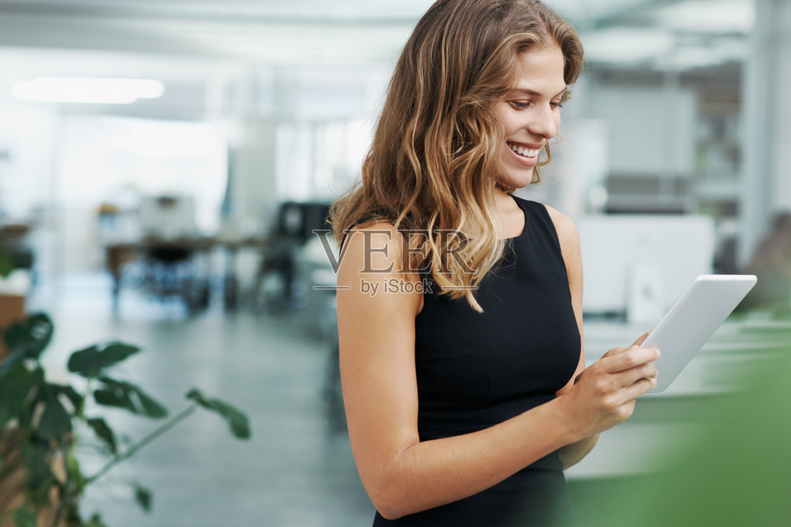 她注重效率照片摄影图片