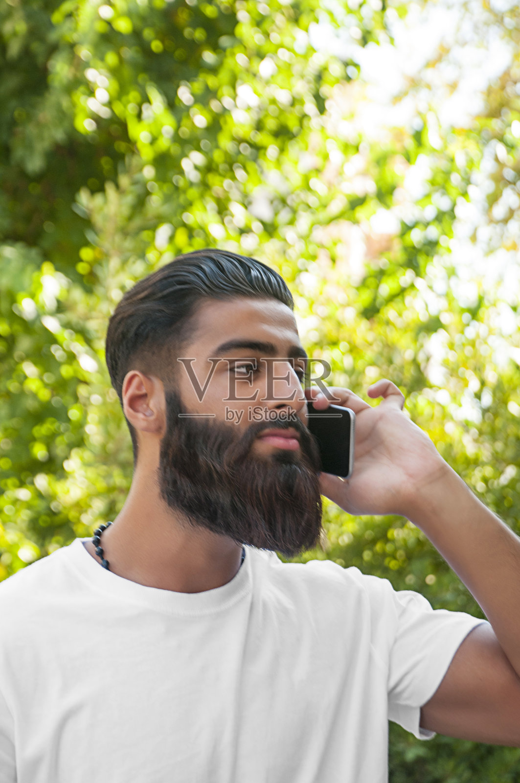 巴基斯坦男子使用手机照片摄影图片