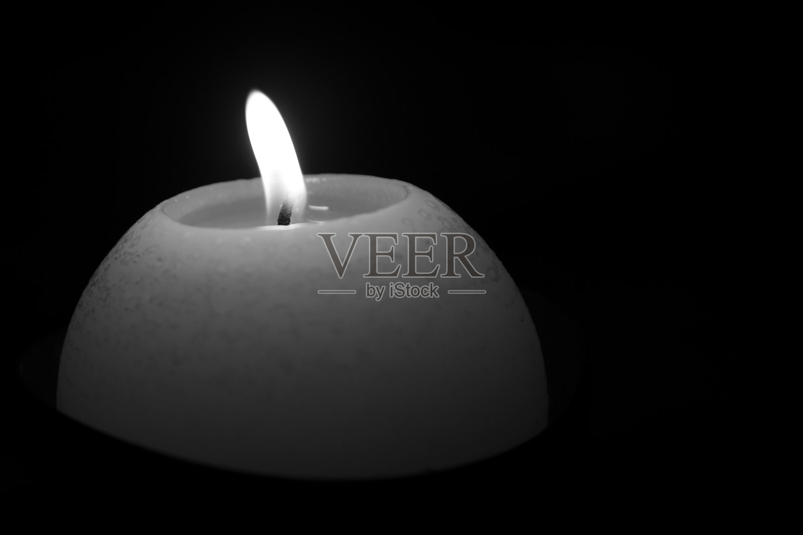 希望和信念——点燃一支蜡烛照片摄影图片