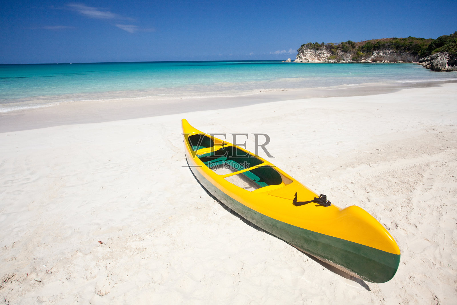 热带海滩上的黄色海洋皮艇照片摄影图片