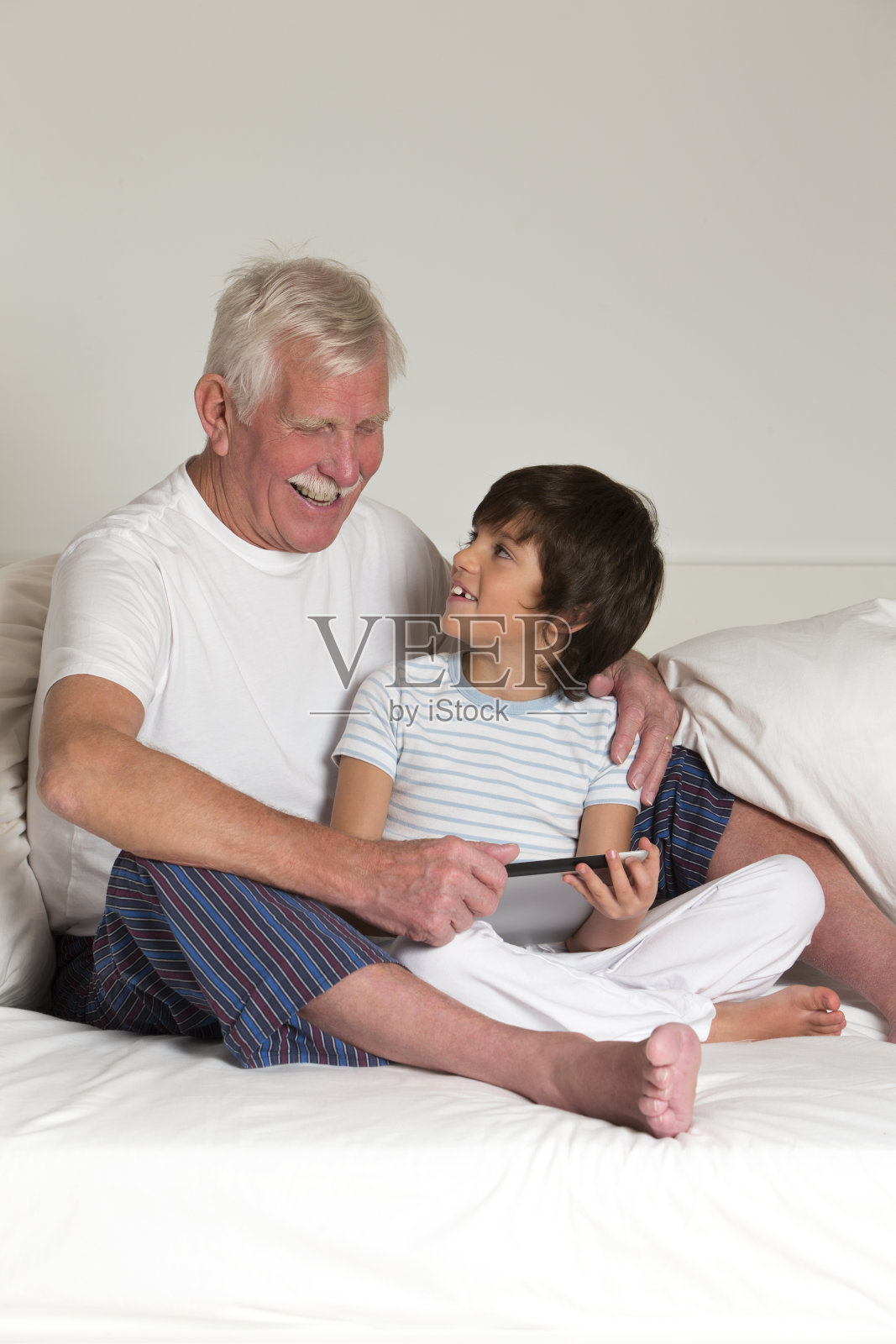 祖父和孙子使用数字平板电脑照片摄影图片