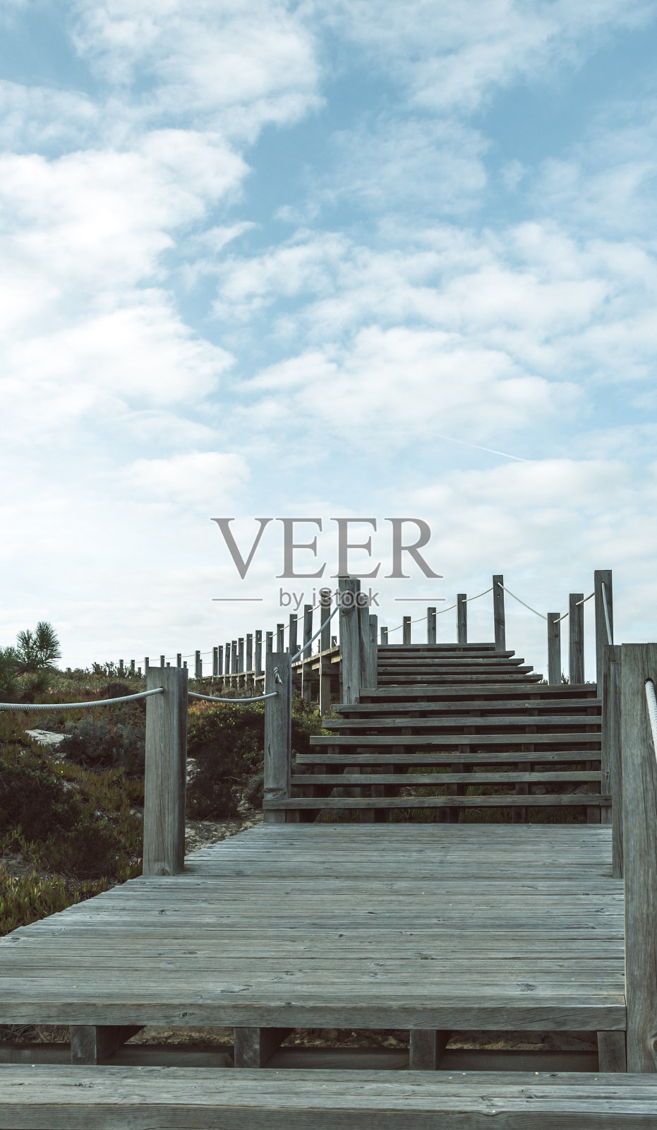 阴天上的木楼梯照片摄影图片