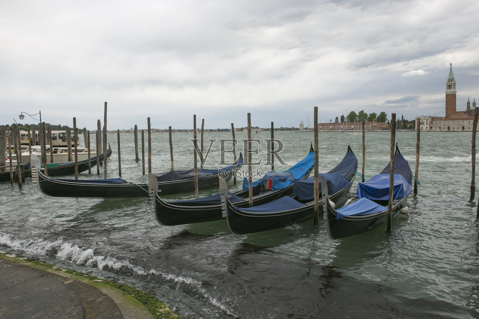 意大利威尼斯水道上的贡多拉照片摄影图片