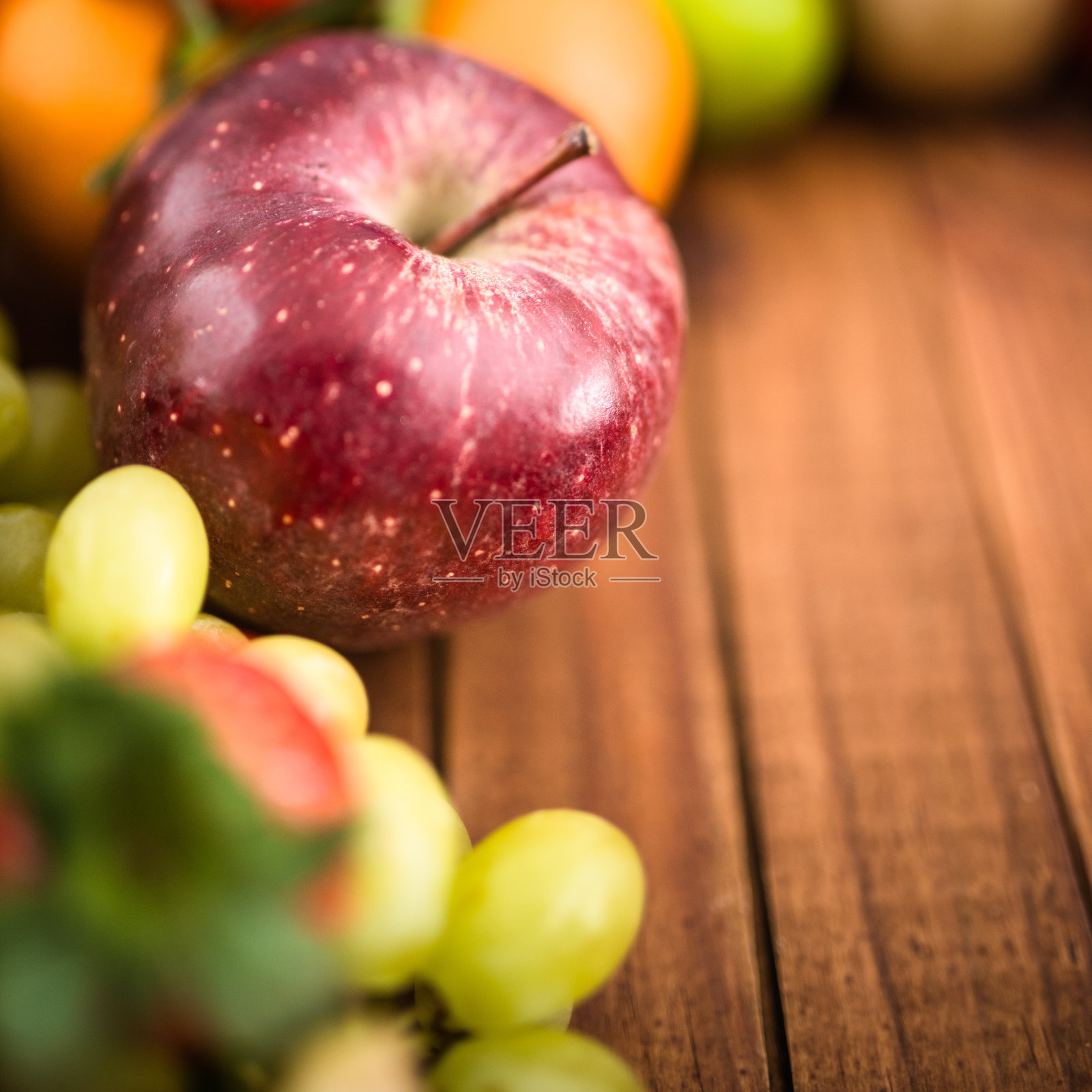 桌上有一束热带水果照片摄影图片