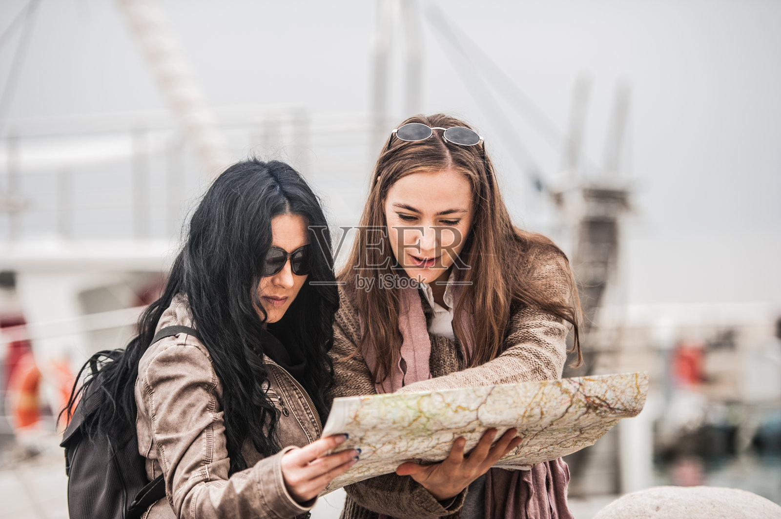 成年白人女性探索城市照片摄影图片