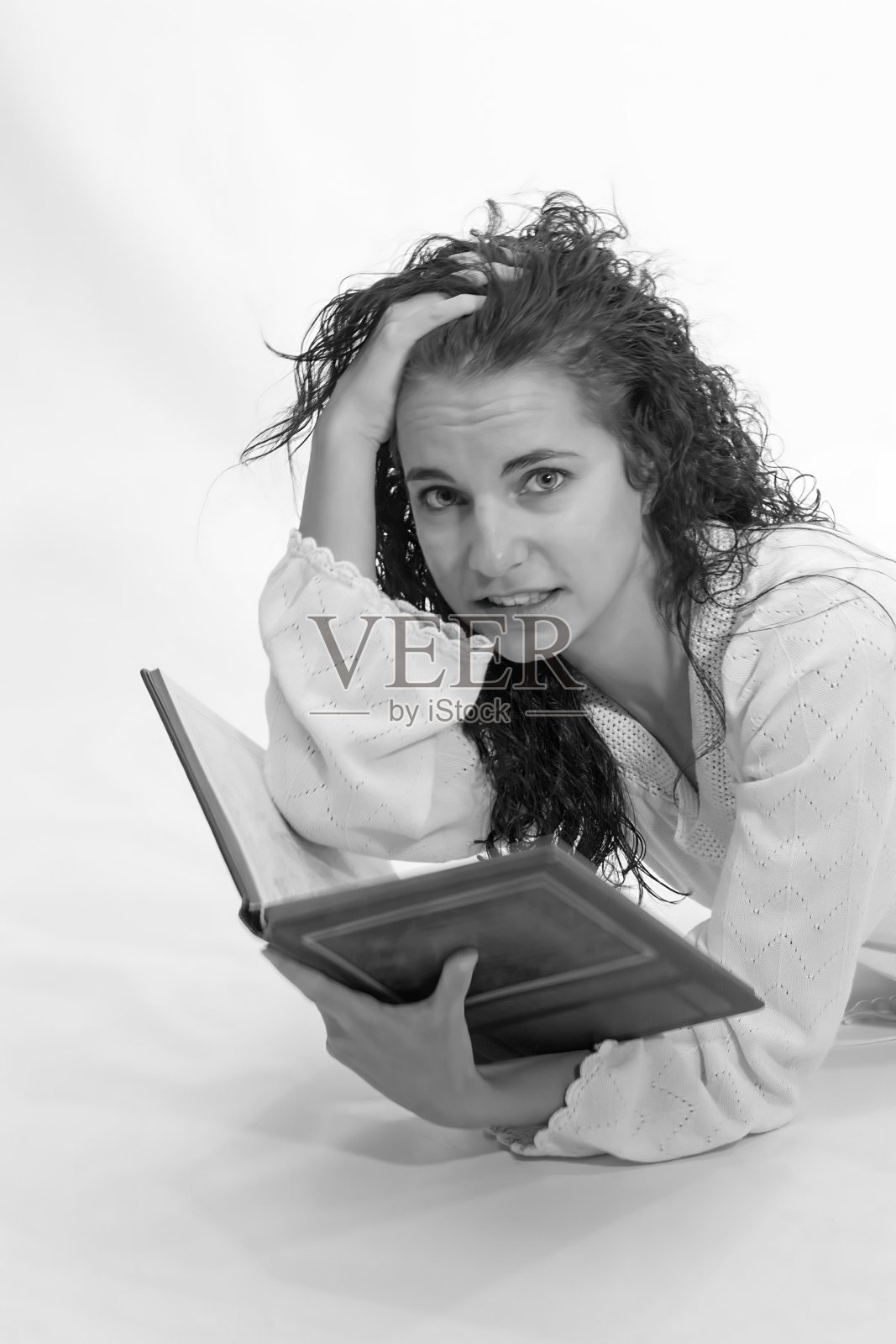 青年成年女性阅读照片摄影图片