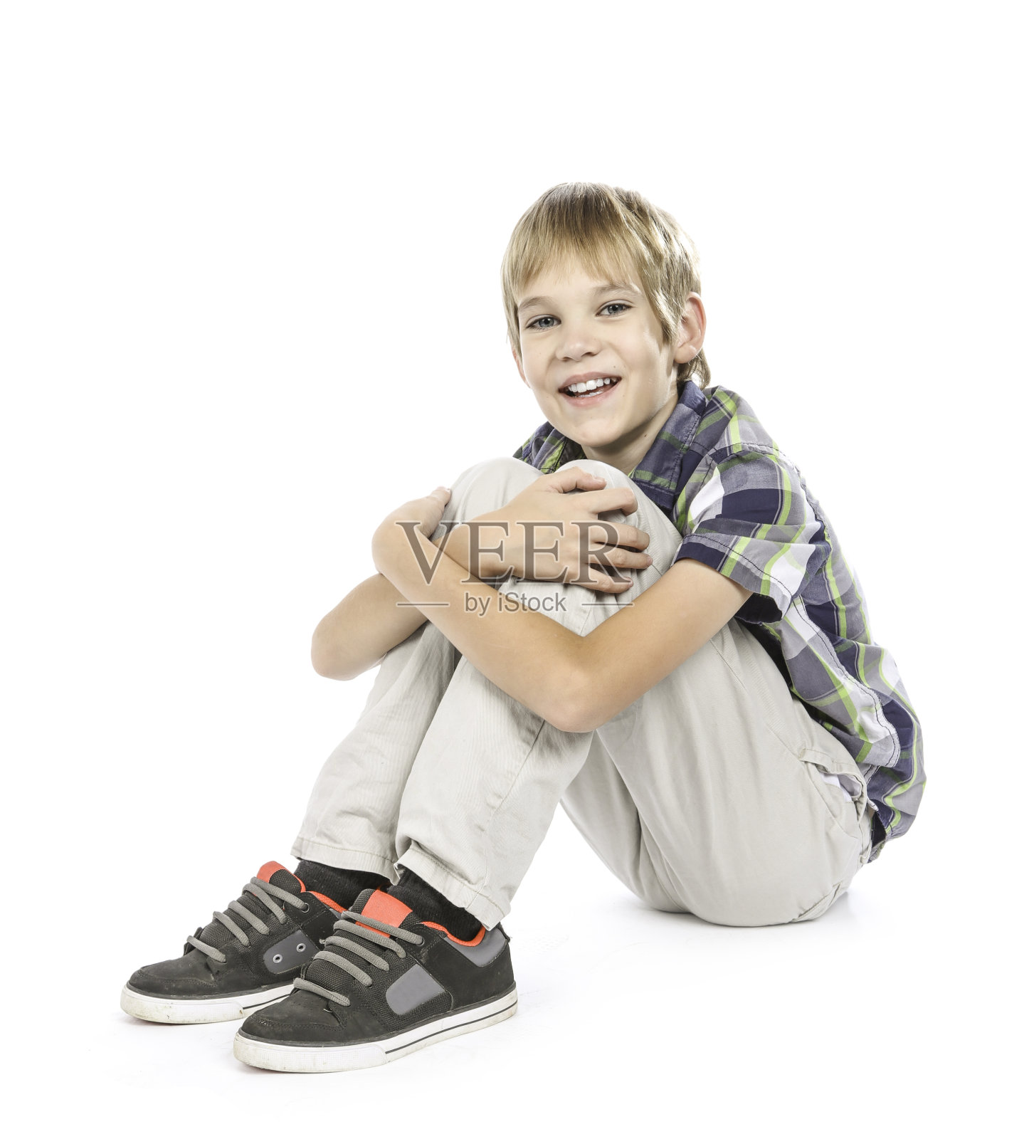 快乐金发男孩坐着照片摄影图片