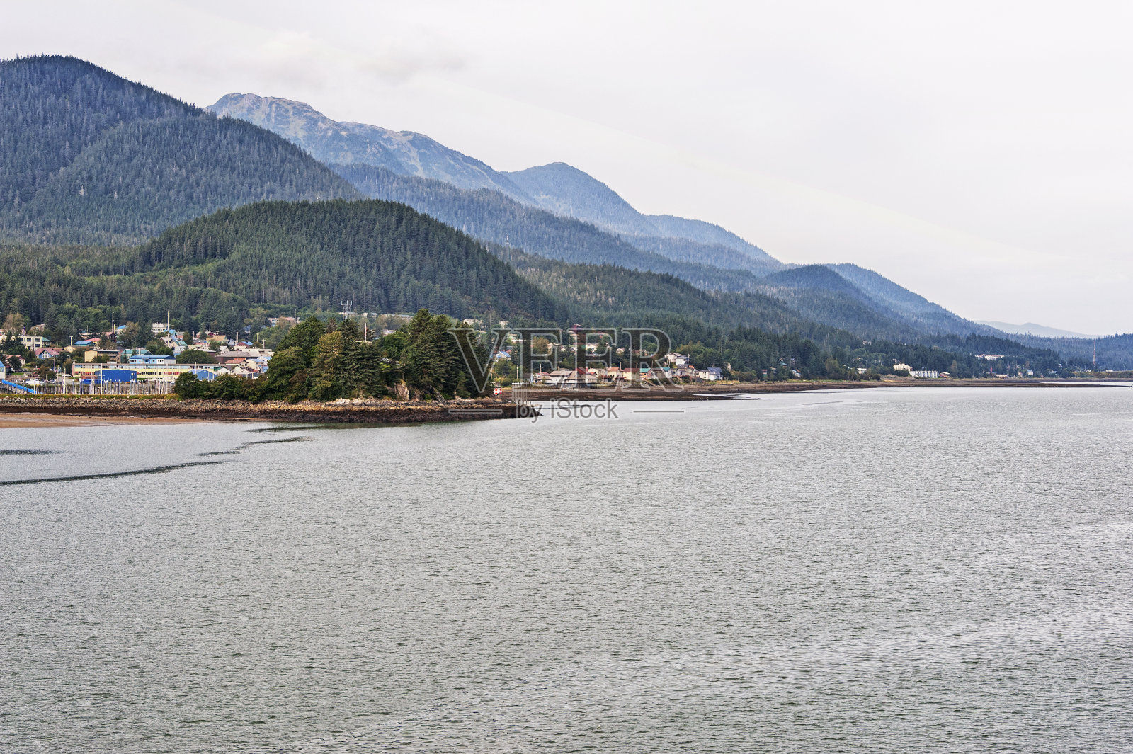 清晨从内部通道到达阿拉斯加朱诺照片摄影图片