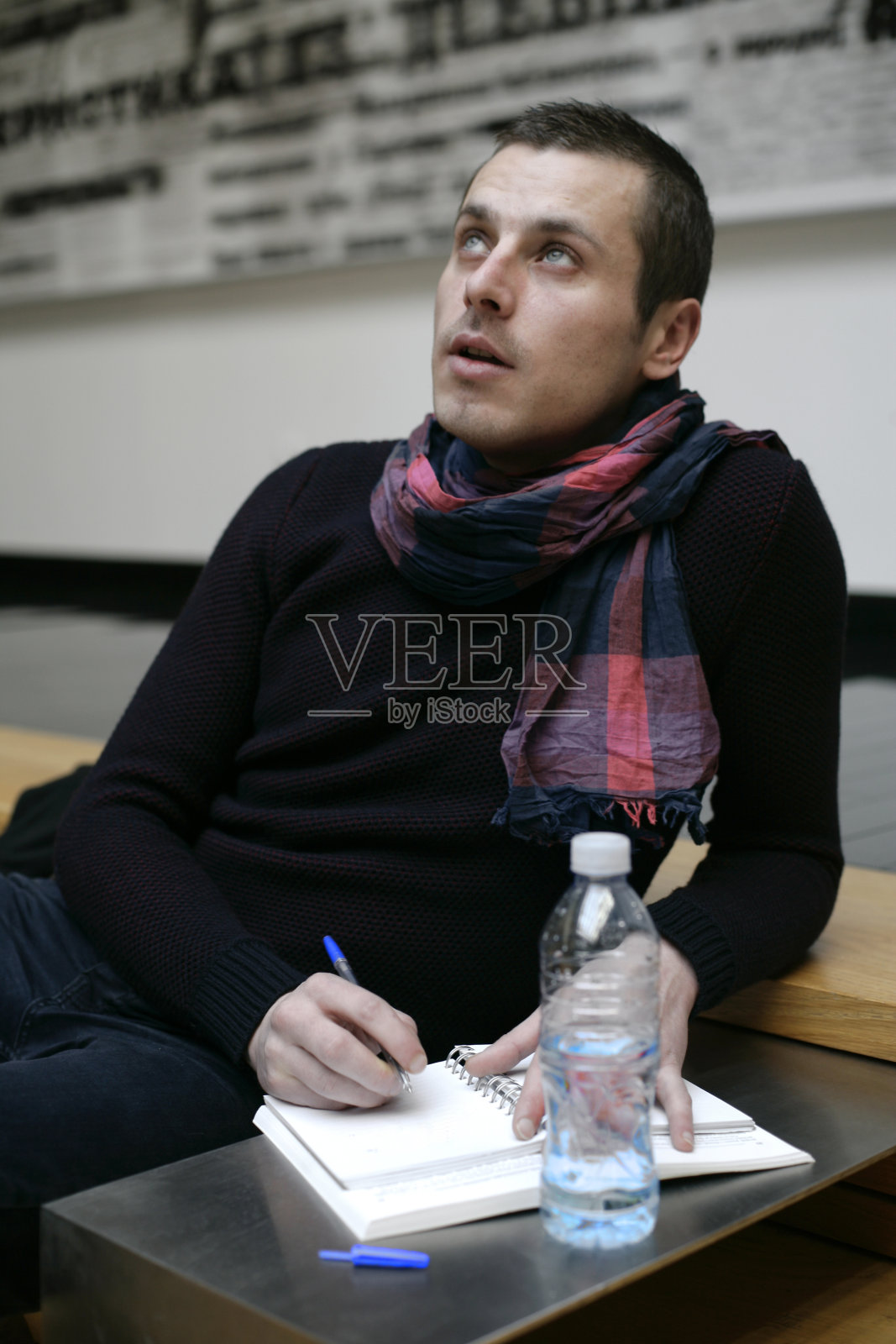 年轻人在思考和写作照片摄影图片