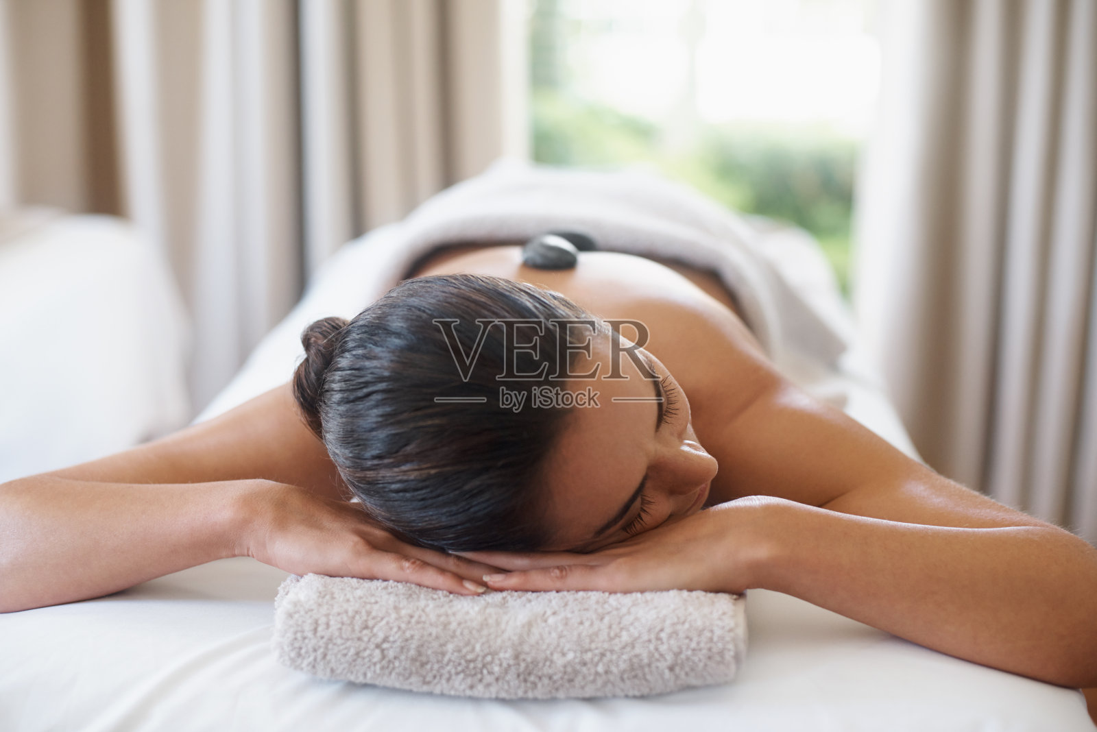 做一些热石头治疗照片摄影图片