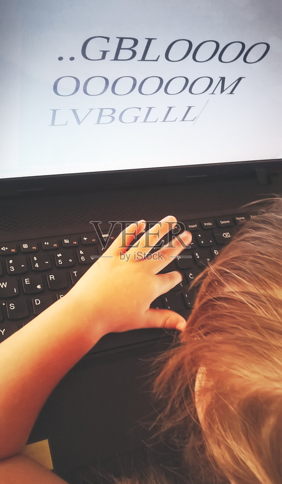 小女孩在笔记本电脑键盘上打字照片摄影图片