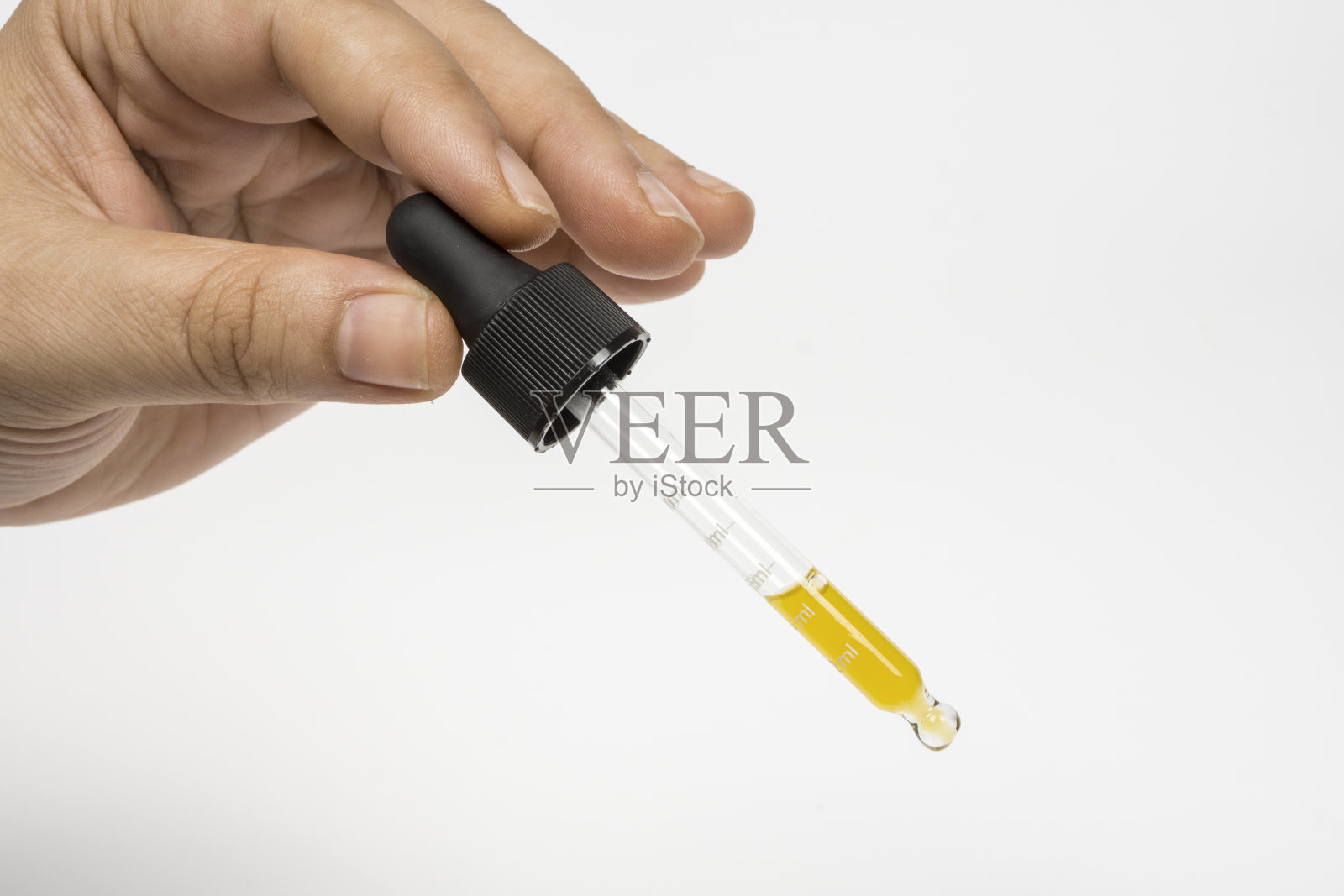 手持玻璃滴管照片摄影图片