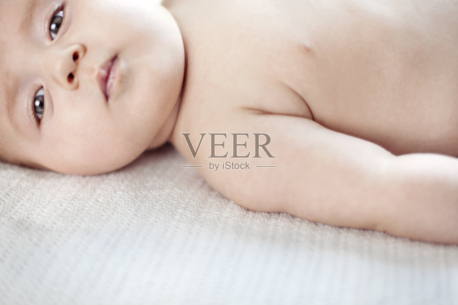 男婴看着镜头照片摄影图片