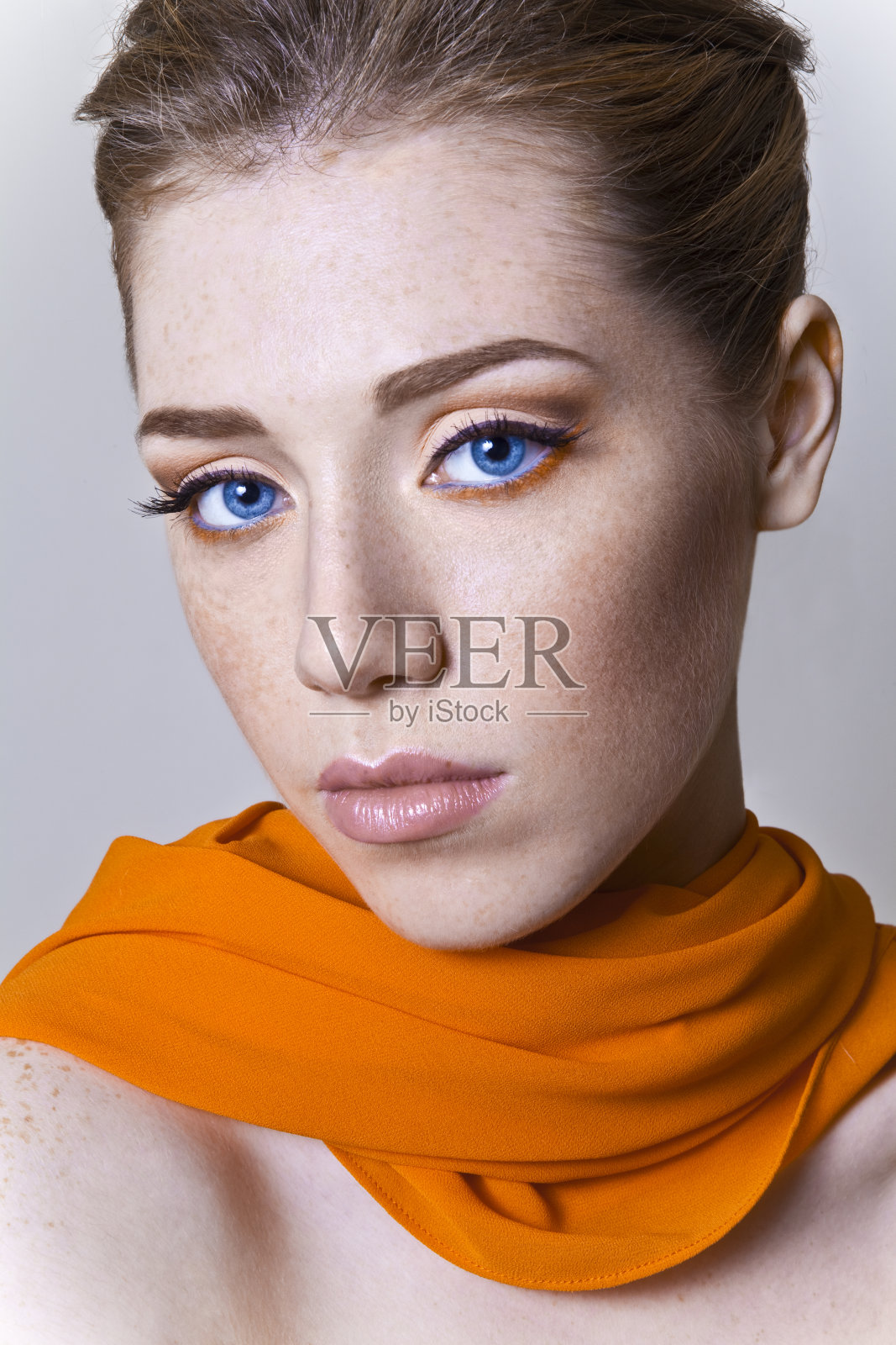 戴着橙色围巾的女孩照片摄影图片